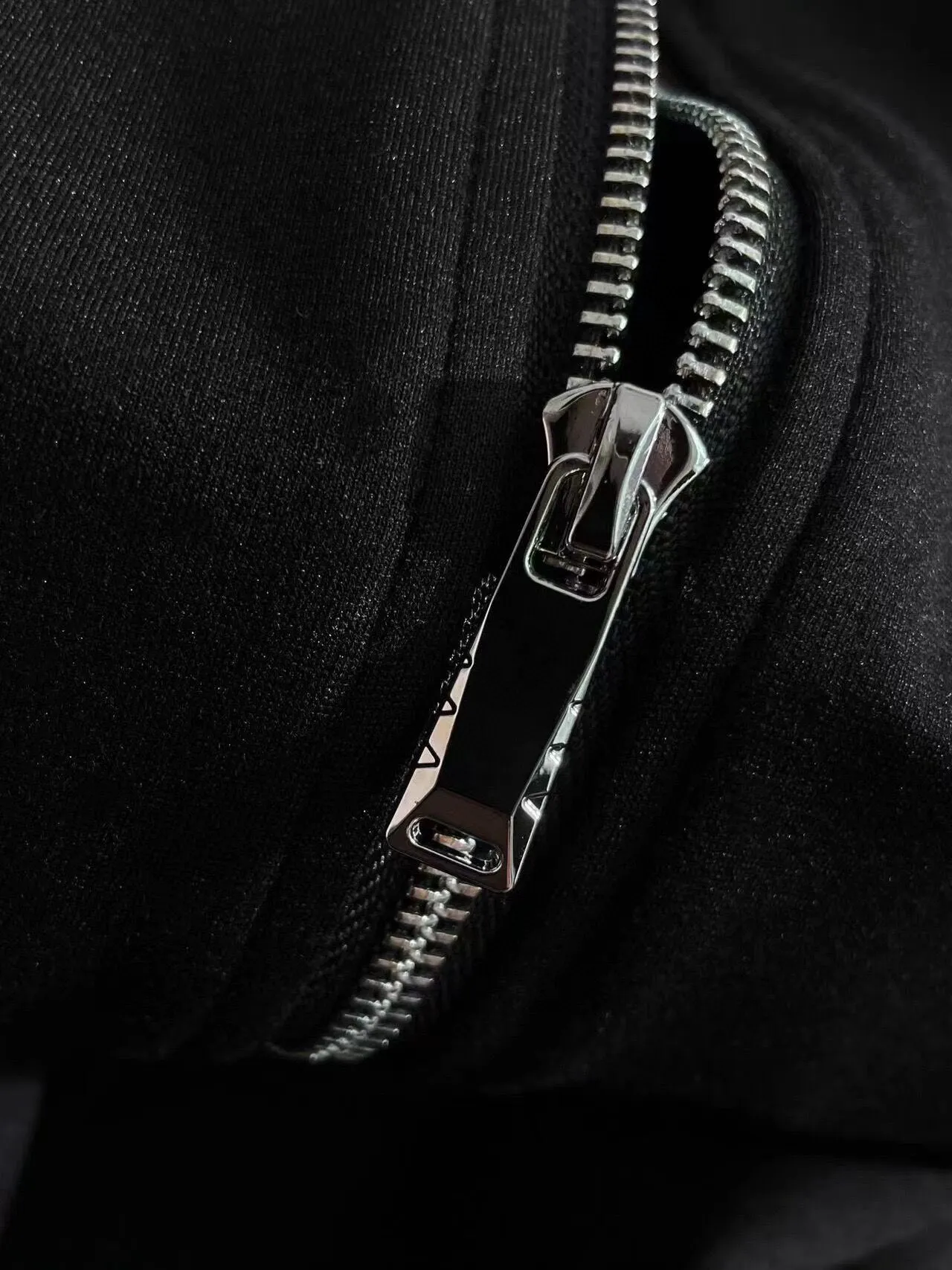 P400 💰 [MONCLER Mouth Covering] (Gospel for Fatty) Hot-selling suit is here. Focus on the original version of the official website. 2025 new hot-selling cardigan sweater suit. The original order is the best product. 🇭🇰The meticulous work of top designers. Just for a fitting and perfect upper body effect. 100% natural high-quality Roman cotton, close-fitting comfort, noble and elegant! Original hardware embodies elegance and nobility! Counter size: M-5XL (maximum wear up to 220 pounds)