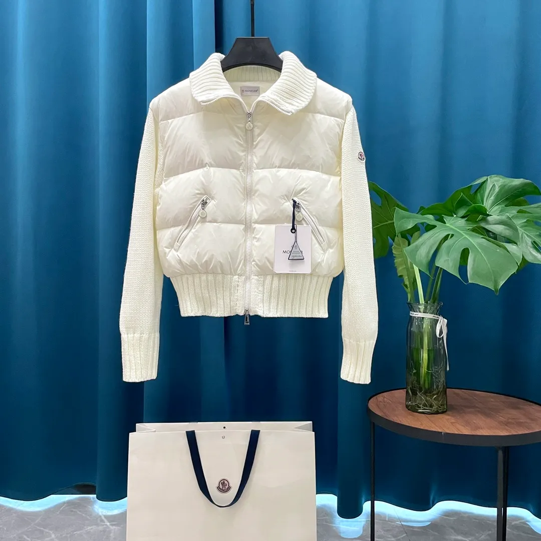 P700 Moncler ➡️Cardigan women's knitted down jacket with embroidered logo on the back. Popular cream puff. Snow White. (90% goose down filling) Original matching hardware. This women's wool down cardigan is equipped with down filling, which can create a variety of styles according to the weather. It can be worn alone or paired with coats and jackets to protect you from the cold in various seasons and weather. Chunky knitted piece in slub wool and filled with down. •Made from slub wool •Polyester lining •Polyester down fill •Ribbed sleeves •3 stitches •Zip side pockets Size: 1-4