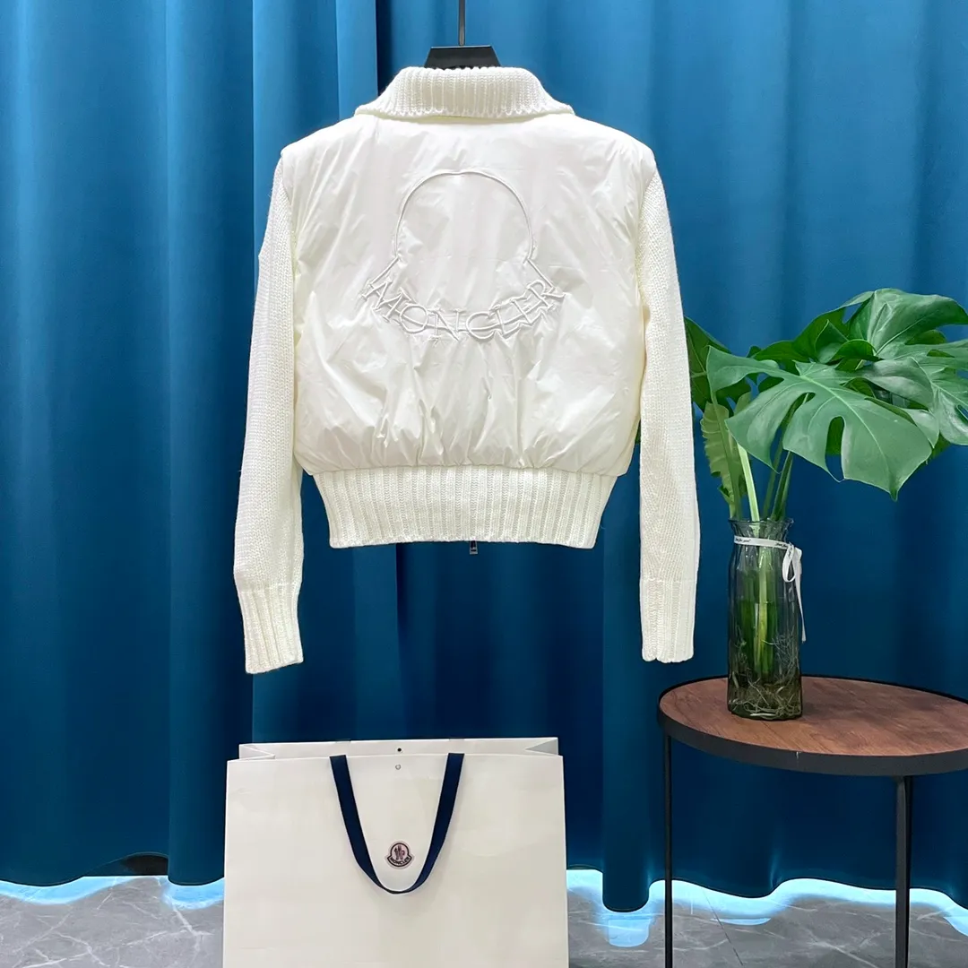 P700 Moncler ➡️Cardigan women's knitted down jacket with embroidered logo on the back. Popular cream puff. Snow White. (90% goose down filling) Original matching hardware. This women's wool down cardigan is equipped with down filling, which can create a variety of styles according to the weather. It can be worn alone or paired with coats and jackets to protect you from the cold in various seasons and weather. Chunky knitted piece in slub wool and filled with down. •Made from slub wool •Polyester lining •Polyester down fill •Ribbed sleeves •3 stitches •Zip side pockets Size: 1-4