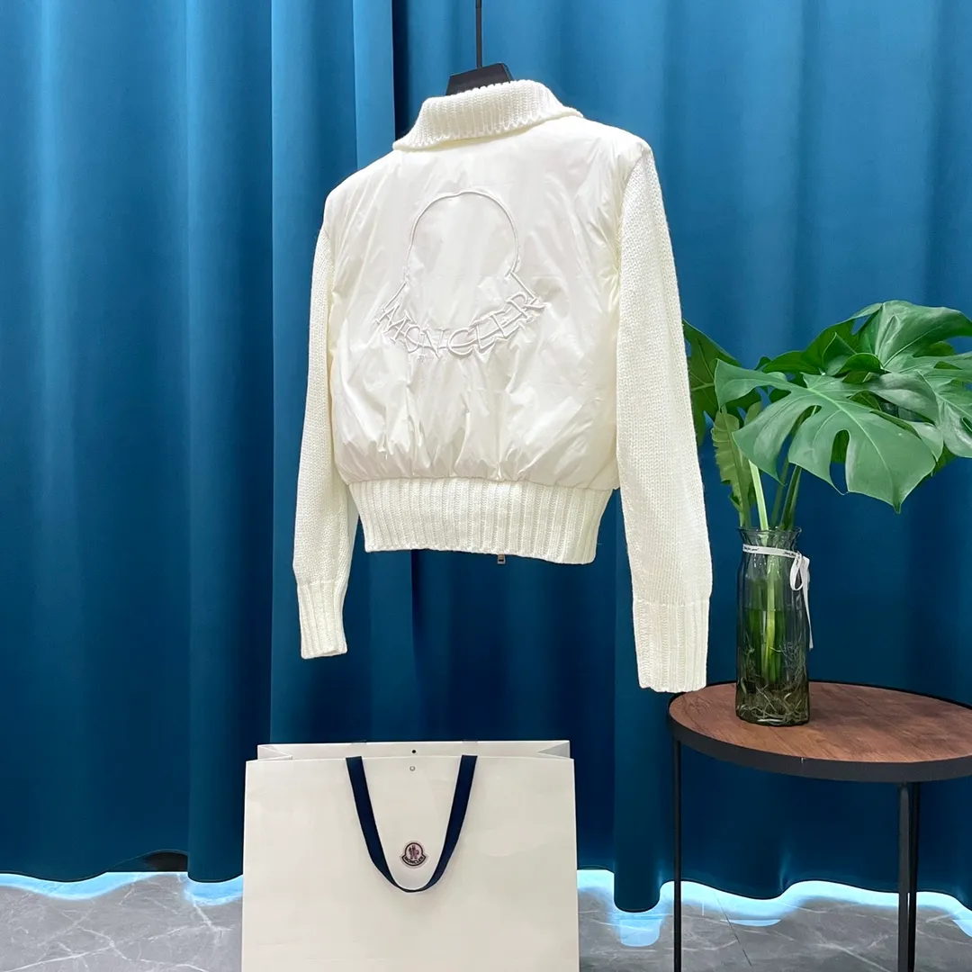 P700 Moncler ➡️Cardigan women's knitted down jacket with embroidered logo on the back. Popular cream puff. Snow White. (90% goose down filling) Original matching hardware. This women's wool down cardigan is equipped with down filling, which can create a variety of styles according to the weather. It can be worn alone or paired with coats and jackets to protect you from the cold in various seasons and weather. Chunky knitted piece in slub wool and filled with down. •Made from slub wool •Polyester lining •Polyester down fill •Ribbed sleeves •3 stitches •Zip side pockets Size: 1-4