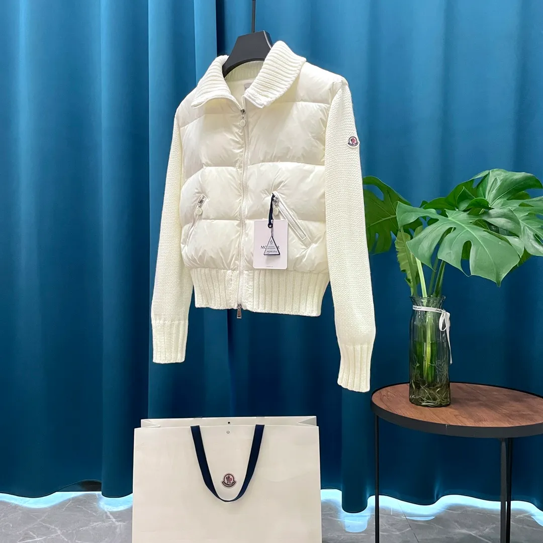 P700 Moncler ➡️Cardigan women's knitted down jacket with embroidered logo on the back. Popular cream puff. Snow White. (90% goose down filling) Original matching hardware. This women's wool down cardigan is equipped with down filling, which can create a variety of styles according to the weather. It can be worn alone or paired with coats and jackets to protect you from the cold in various seasons and weather. Chunky knitted piece in slub wool and filled with down. •Made from slub wool •Polyester lining •Polyester down fill •Ribbed sleeves •3 stitches •Zip side pockets Size: 1-4