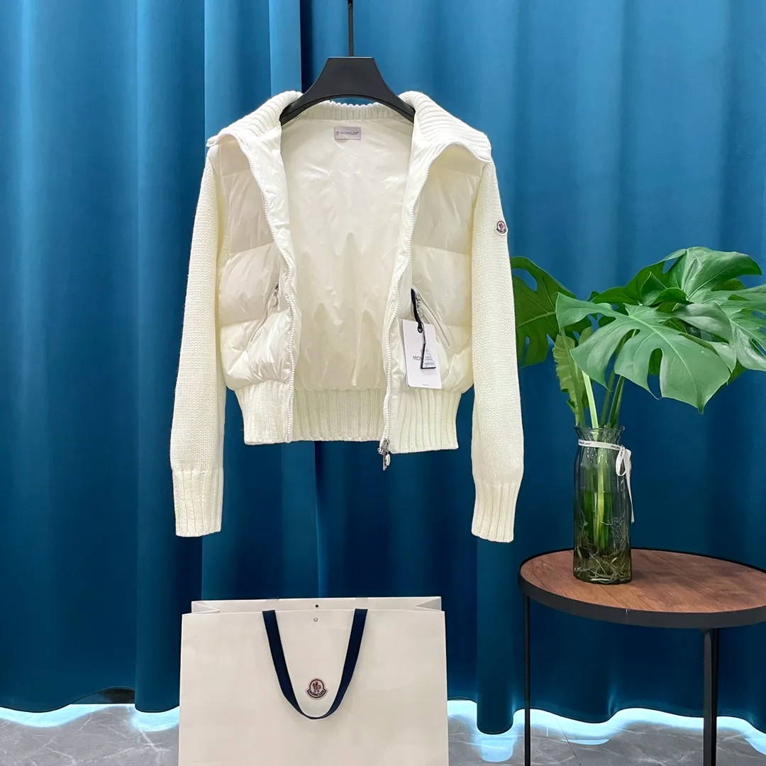 P700 Moncler ➡️Cardigan women's knitted down jacket with embroidered logo on the back. Popular cream puff. Snow White. (90% goose down filling) Original matching hardware. This women's wool down cardigan is equipped with down filling, which can create a variety of styles according to the weather. It can be worn alone or paired with coats and jackets to protect you from the cold in various seasons and weather. Chunky knitted piece in slub wool and filled with down. •Made from slub wool •Polyester lining •Polyester down fill •Ribbed sleeves •3 stitches •Zip side pockets Size: 1-4