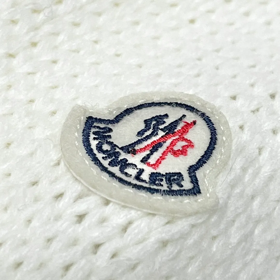 P700 Moncler ➡️Cardigan women's knitted down jacket with embroidered logo on the back. Popular cream puff. Snow White. (90% goose down filling) Original matching hardware. This women's wool down cardigan is equipped with down filling, which can create a variety of styles according to the weather. It can be worn alone or paired with coats and jackets to protect you from the cold in various seasons and weather. Chunky knitted piece in slub wool and filled with down. •Made from slub wool •Polyester lining •Polyester down fill •Ribbed sleeves •3 stitches •Zip side pockets Size: 1-4