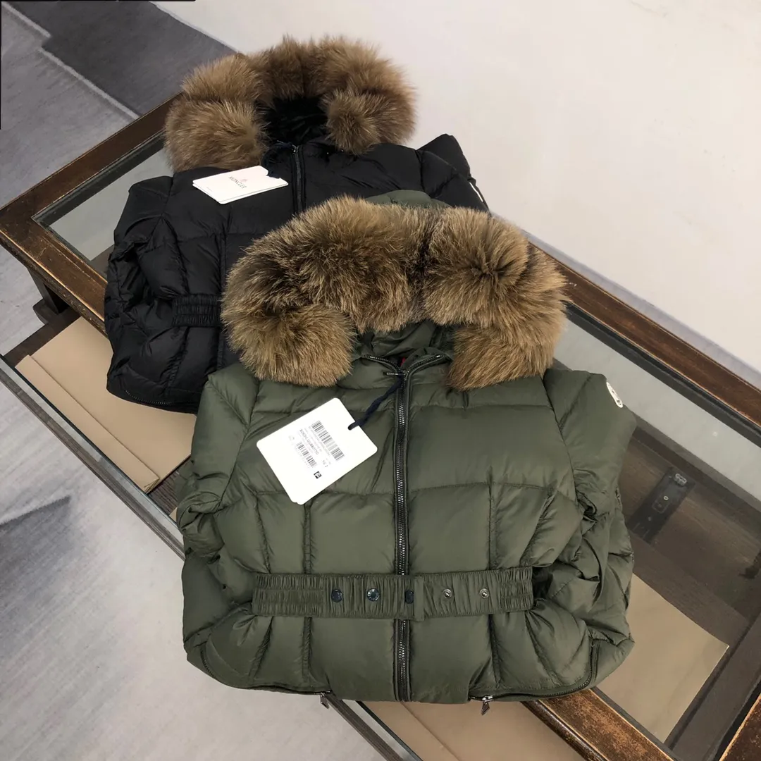 P1080 ——————Women's model💚💚💚 MONCLER Mouth-covered mid-length down jacket Women's hooded down jacket, original version 1:1, with an elastic waistband at the back, plus a color-matching movable belt, the fabric is soft and comfortable, 90 velvet has good fluffiness, slim cut, the upper body is light and neat, warm and not bloated ✨Supports NFC chip verification👍 Real shot of oversized fox fur collar 👇 Color: black, green Size: 1234 (shipped next day)