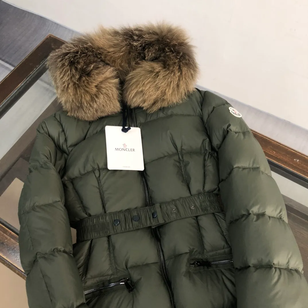 P1080 ——————Women's model💚💚💚 MONCLER Mouth-covered mid-length down jacket Women's hooded down jacket, original version 1:1, with an elastic waistband at the back, plus a color-matching movable belt, the fabric is soft and comfortable, 90 velvet has good fluffiness, slim cut, the upper body is light and neat, warm and not bloated ✨Supports NFC chip verification👍 Real shot of oversized fox fur collar 👇 Color: black, green Size: 1234 (shipped next day)