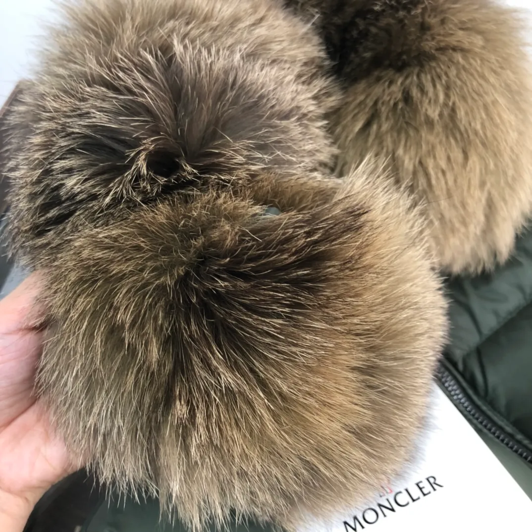 P1080 ——————Women's model💚💚💚 MONCLER Mouth-covered mid-length down jacket Women's hooded down jacket, original version 1:1, with an elastic waistband at the back, plus a color-matching movable belt, the fabric is soft and comfortable, 90 velvet has good fluffiness, slim cut, the upper body is light and neat, warm and not bloated ✨Supports NFC chip verification👍 Real shot of oversized fox fur collar 👇 Color: black, green Size: 1234 (shipped next day)