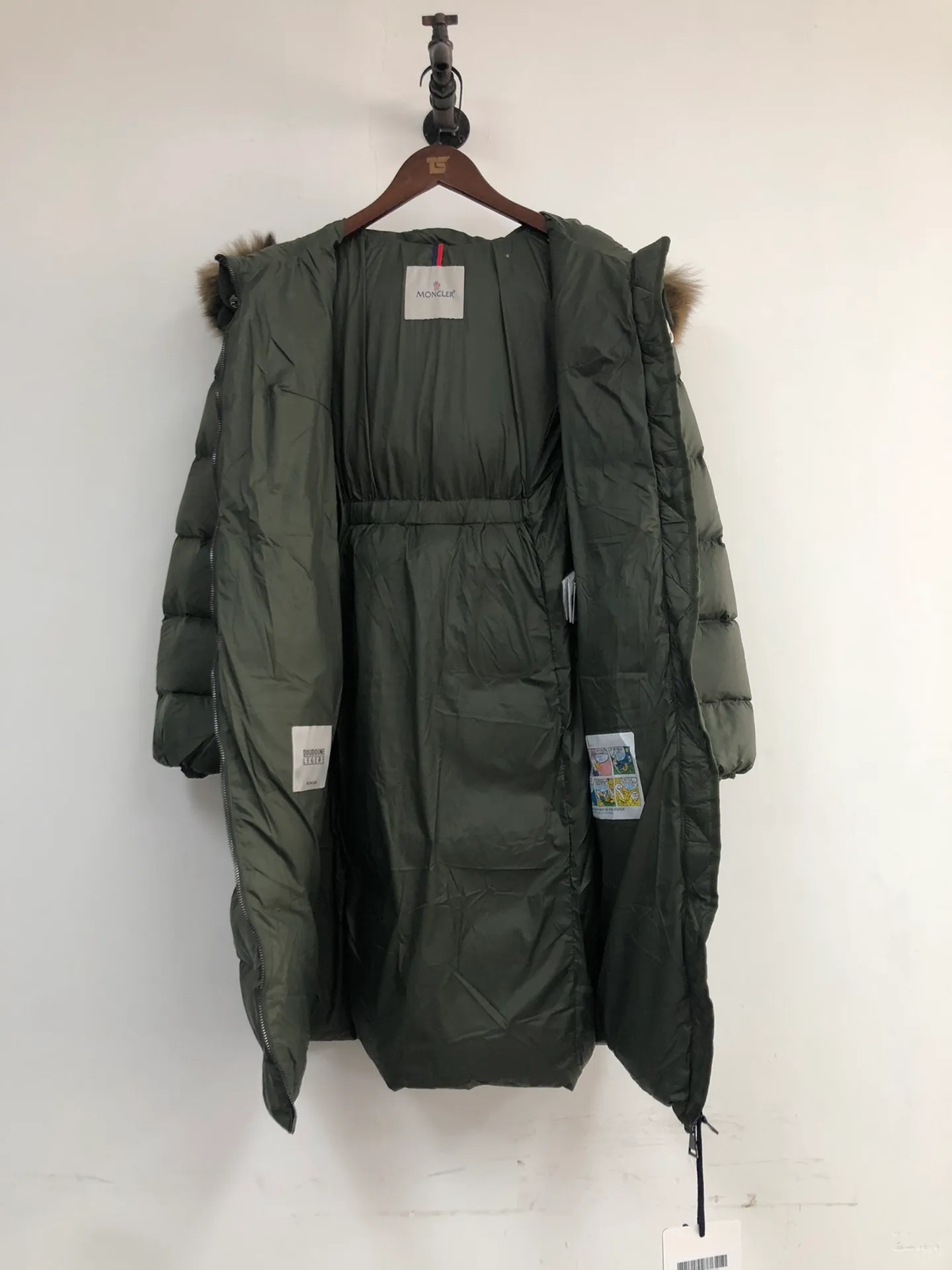 P1080 ——————Women's model💚💚💚 MONCLER Mouth-covered mid-length down jacket Women's hooded down jacket, original version 1:1, with an elastic waistband at the back, plus a color-matching movable belt, the fabric is soft and comfortable, 90 velvet has good fluffiness, slim cut, the upper body is light and neat, warm and not bloated ✨Supports NFC chip verification👍 Real shot of oversized fox fur collar 👇 Color: black, green Size: 1234 (shipped next day)