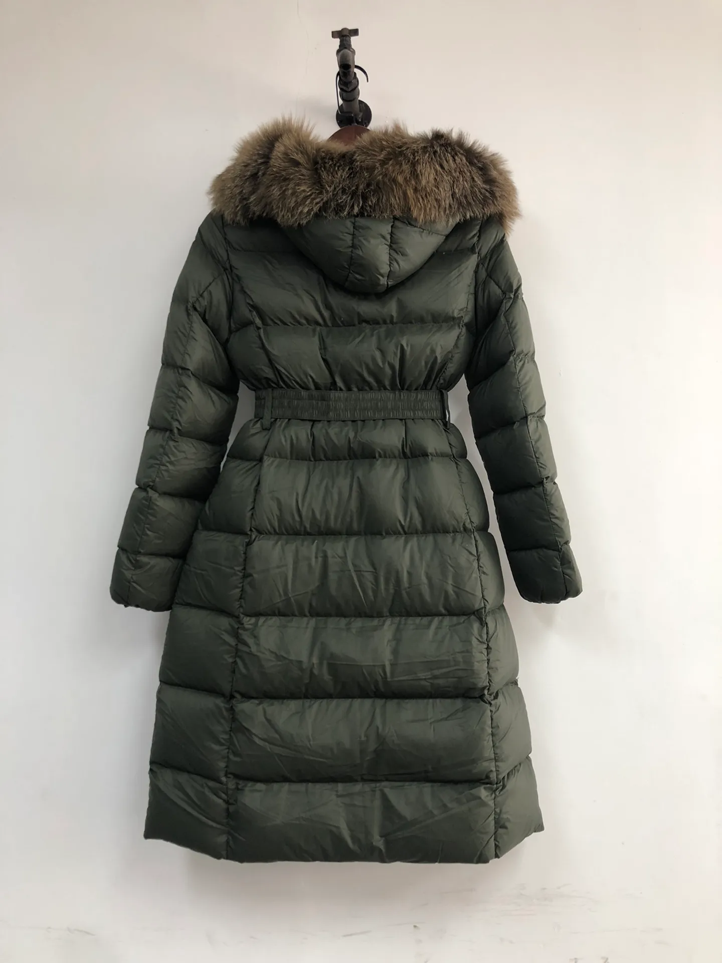 P1080 ——————Women's model💚💚💚 MONCLER Mouth-covered mid-length down jacket Women's hooded down jacket, original version 1:1, with an elastic waistband at the back, plus a color-matching movable belt, the fabric is soft and comfortable, 90 velvet has good fluffiness, slim cut, the upper body is light and neat, warm and not bloated ✨Supports NFC chip verification👍 Real shot of oversized fox fur collar 👇 Color: black, green Size: 1234 (shipped next day)