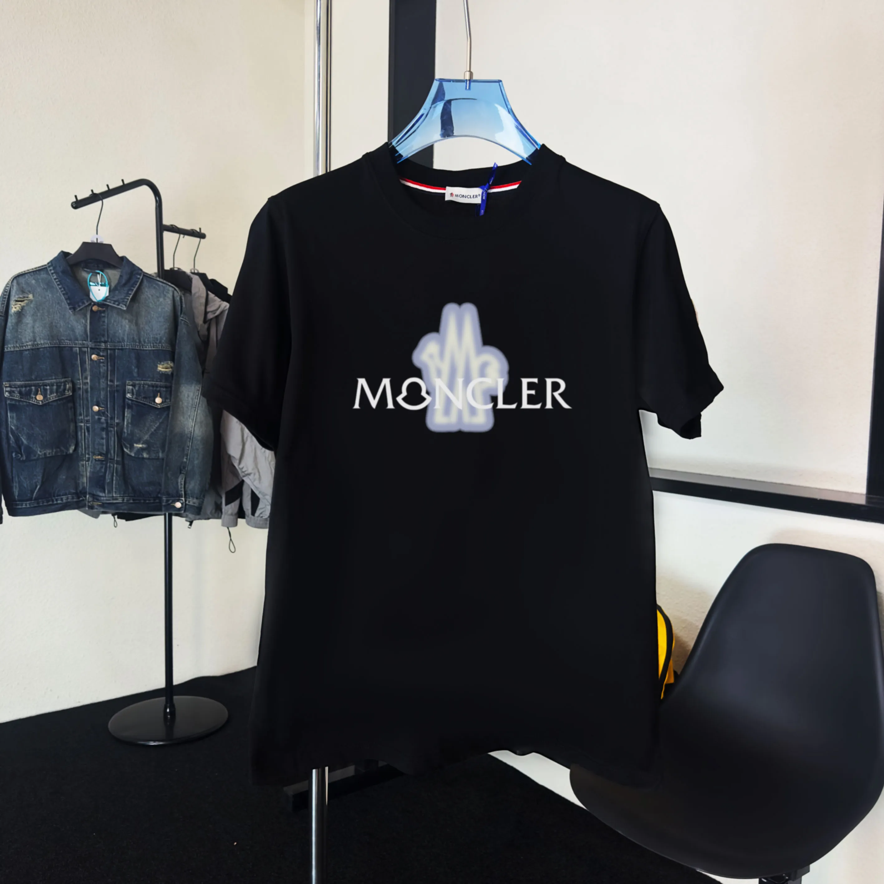 P140 Upgraded version "Mobile phone smart sensor ~ NFC chip armband ~ Direct access to the official website for anti-counterfeiting" "Moncler ~ Mouth Mouth" 2025 new high-quality round neck short-sleeved T-shirt. The cuffs have imported embroidered labels. Customized dyeing, very comfortable to touch. Super versatile and good-looking short-sleeved. Complete with three labels. Non-market ordinary version. Feel free to compare. Quality is absolutely guaranteed! ‼ First of all, this original fabric is all custom-woven with 32-count double yarn fabric, 250G, and the weight is the same‼ Fine workmanship, double waistcoat method, double waistcoat method, double waistcoat method makes the whole dress more three-dimensional, which is not a craft that ordinary T-shirts can achieve🤪 Size: S-M-L-XL-2XL Color: black, white, apricot, same style for men and women
