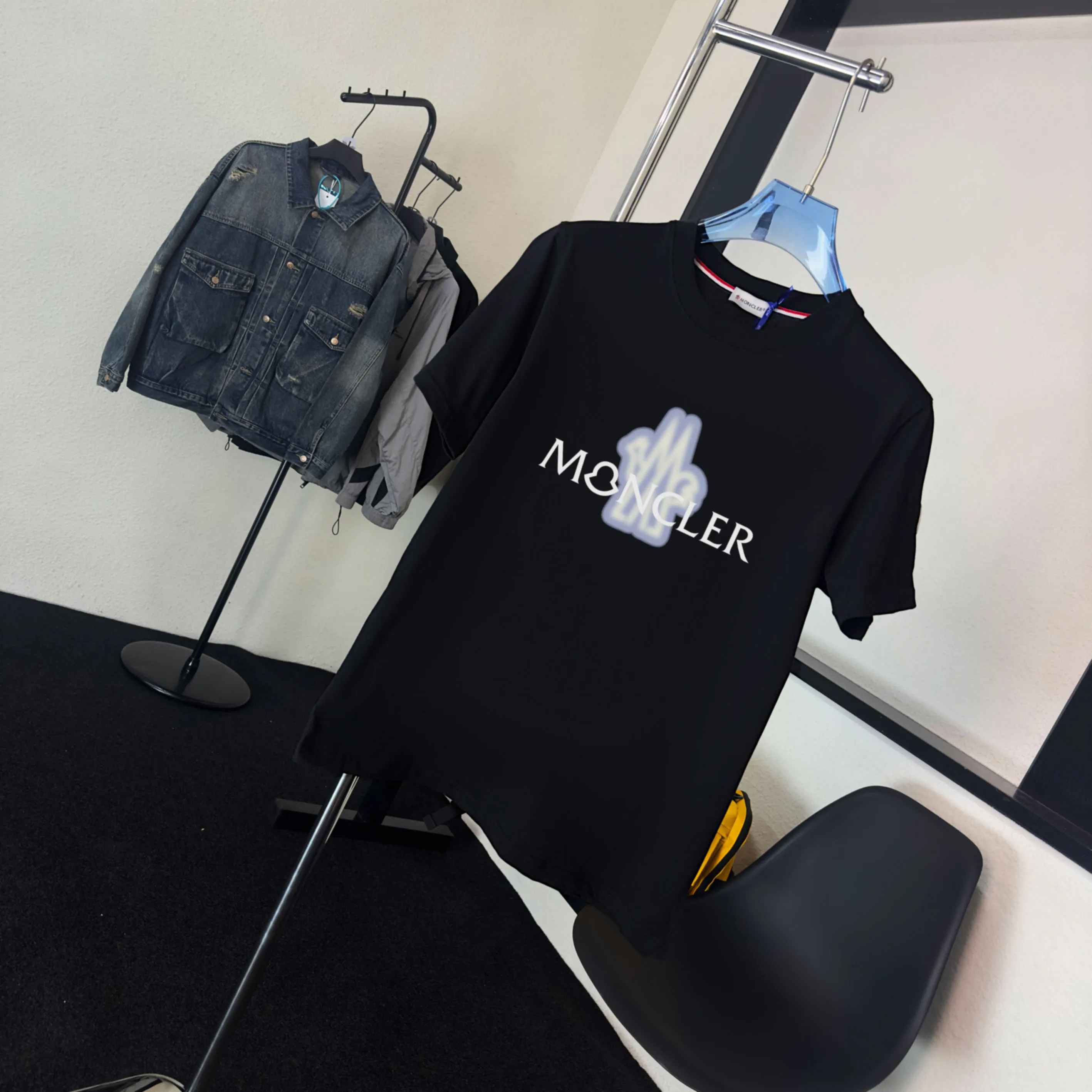 P140 Upgraded version "Mobile phone smart sensor ~ NFC chip armband ~ Direct access to the official website for anti-counterfeiting" "Moncler ~ Mouth Mouth" 2025 new high-quality round neck short-sleeved T-shirt. The cuffs have imported embroidered labels. Customized dyeing, very comfortable to touch. Super versatile and good-looking short-sleeved. Complete with three labels. Non-market ordinary version. Feel free to compare. Quality is absolutely guaranteed! ‼ First of all, this original fabric is all custom-woven with 32-count double yarn fabric, 250G, and the weight is the same‼ Fine workmanship, double waistcoat method, double waistcoat method, double waistcoat method makes the whole dress more three-dimensional, which is not a craft that ordinary T-shirts can achieve🤪 Size: S-M-L-XL-2XL Color: black, white, apricot, same style for men and women