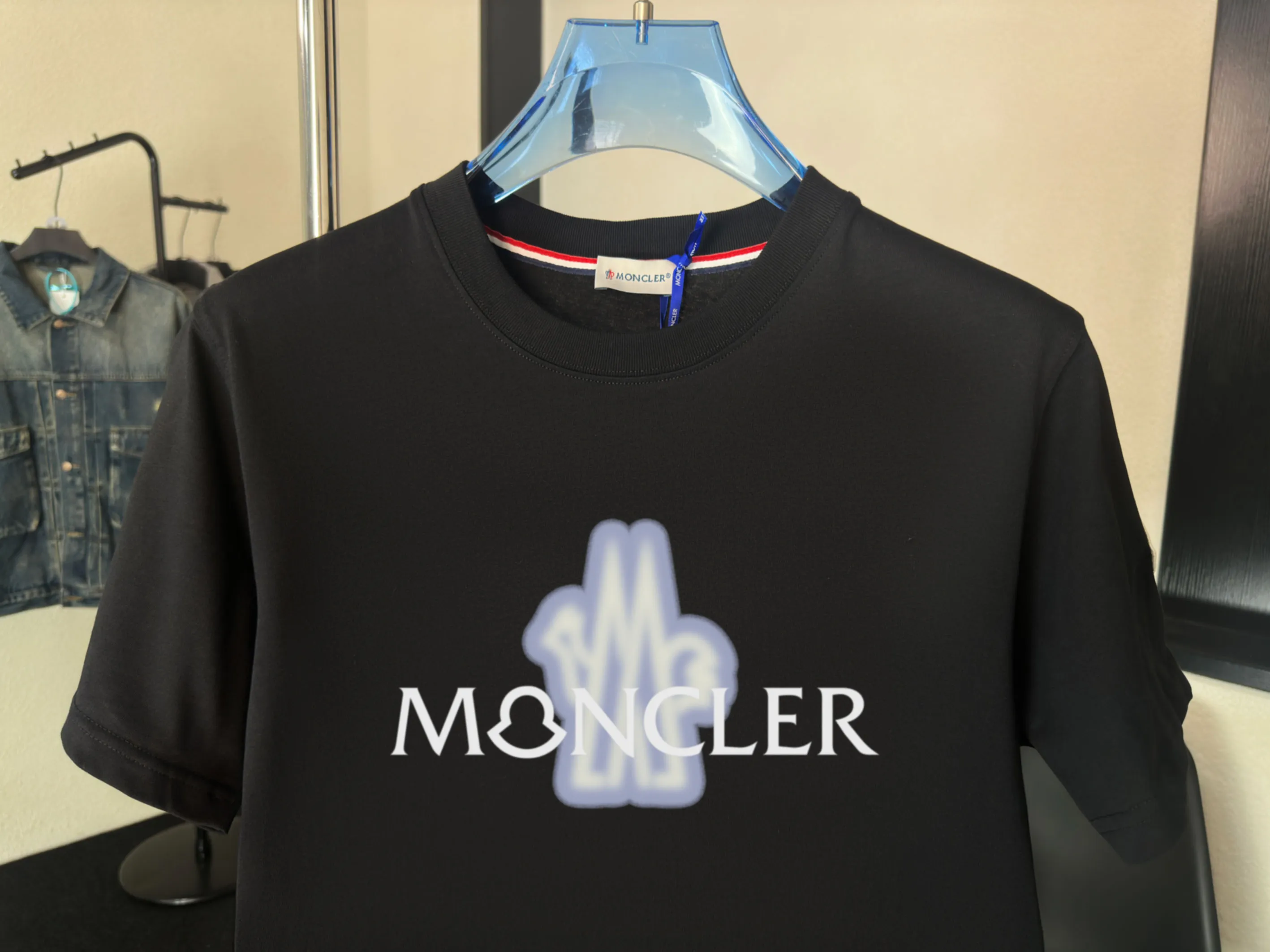 P140 Upgraded version "Mobile phone smart sensor ~ NFC chip armband ~ Direct access to the official website for anti-counterfeiting" "Moncler ~ Mouth Mouth" 2025 new high-quality round neck short-sleeved T-shirt. The cuffs have imported embroidered labels. Customized dyeing, very comfortable to touch. Super versatile and good-looking short-sleeved. Complete with three labels. Non-market ordinary version. Feel free to compare. Quality is absolutely guaranteed! ‼ First of all, this original fabric is all custom-woven with 32-count double yarn fabric, 250G, and the weight is the same‼ Fine workmanship, double waistcoat method, double waistcoat method, double waistcoat method makes the whole dress more three-dimensional, which is not a craft that ordinary T-shirts can achieve🤪 Size: S-M-L-XL-2XL Color: black, white, apricot, same style for men and women