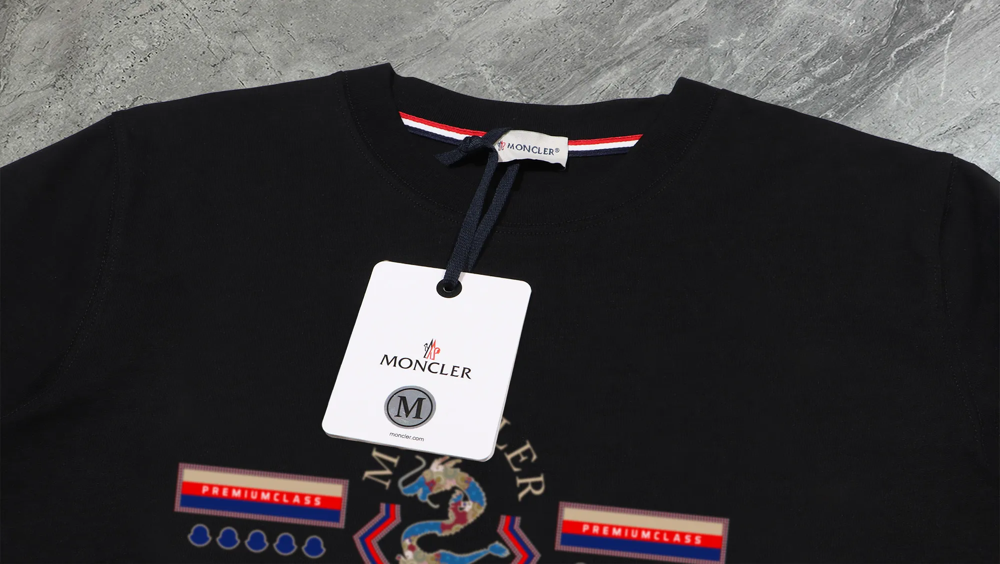 P210 High-version sweatshirt) [Long-term stock] 〖𝐌𝐎𝐍𝐂𝐋𝐄𝐑~Mask〗 Made of 440g heavy-weight fabric. It is different from the market currency. It can be matched with any variety and is properly handsome. 😎The whole dress is made of double waistcoats. The double waistcoats make the whole dress more three-dimensional. Not ordinary factories can do such fine work. 2025 Spring runway version of the T stage, on sale at the counter, round neck terry sweatshirt, high-end double-strand pure cotton, custom-made stretch ribs, dyed in the same vat, complete with three standards, matched with exquisite embroidered LOGO on the chest, simple and advanced, same style for men and women. Color: black, apricot, white, size: S M L XL 2XL
