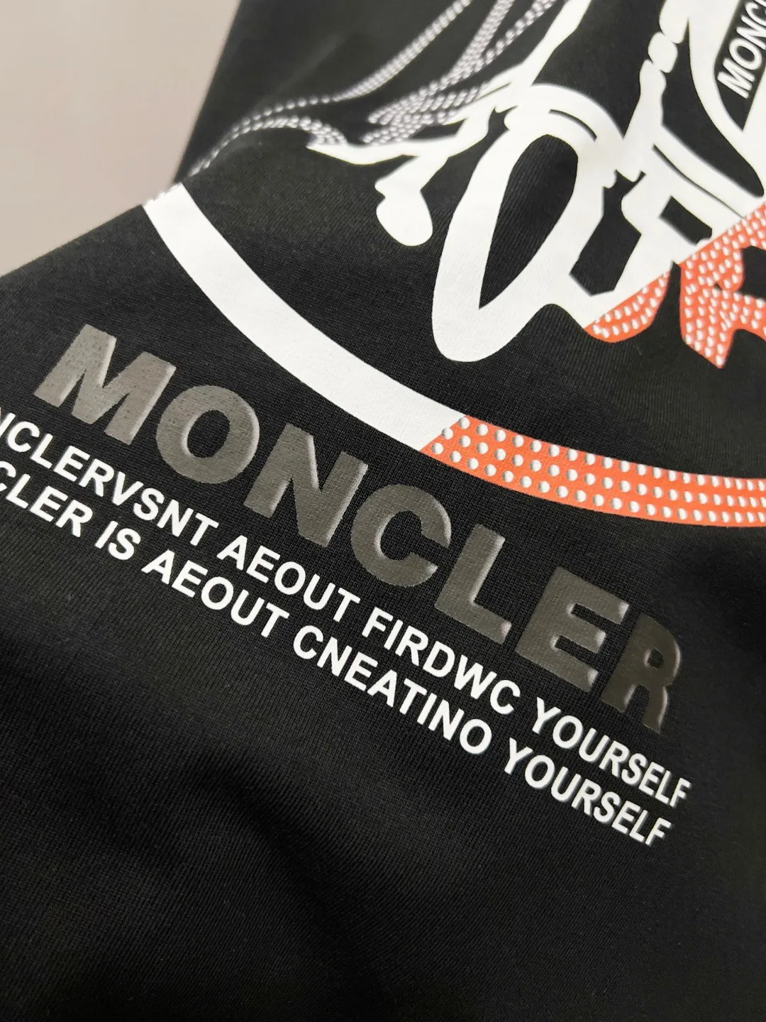 P190 Moncler’s exclusive debut high-definition The fabric is made of 280 grams of heavyweight pure cotton, customized with 32 counts of double thread, and washed twice for ready-to-wear. The fabric is comfortable and skin-friendly. It is custom-dyed fabric with high textile density and good drape. It is not easy to deform or shrink. The thick texture and compact spinning process will not affect the breathability of the fabric. The saturation of the color is very high. The imported flocking and foaming technology is used to create a good upper body effect. It is a versatile and good-looking short sleeve. The loose version covers the flesh and looks slim. size: S~XL Color: White Black