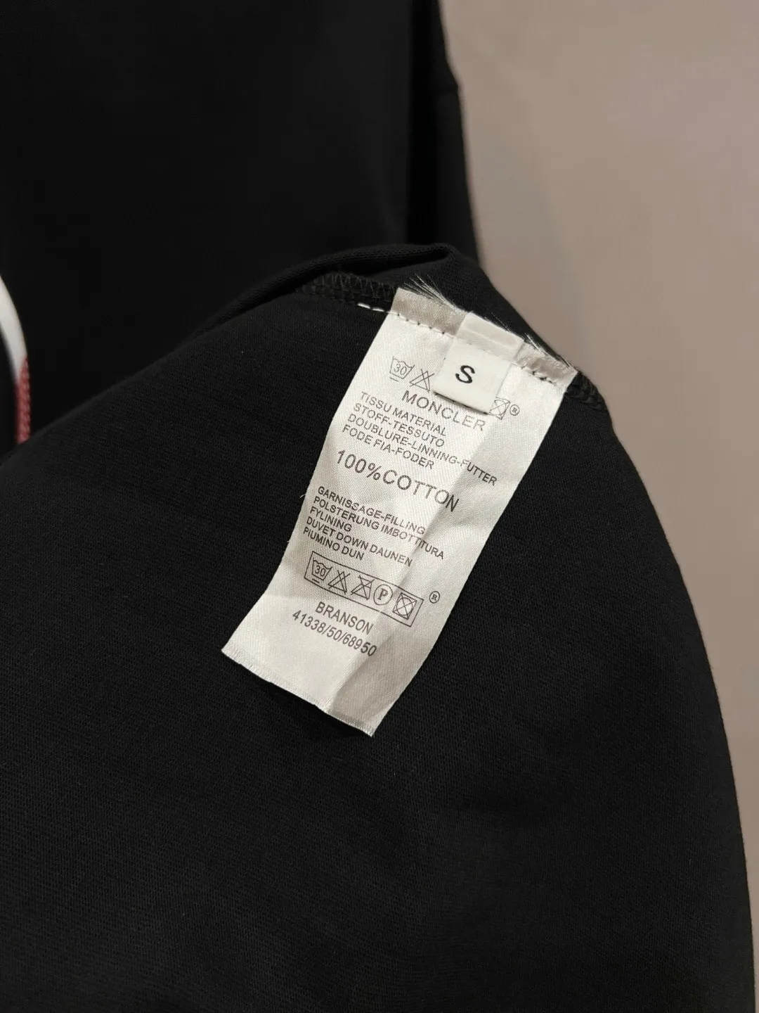 P190 Moncler’s exclusive debut high-definition The fabric is made of 280 grams of heavyweight pure cotton, customized with 32 counts of double thread, and washed twice for ready-to-wear. The fabric is comfortable and skin-friendly. It is custom-dyed fabric with high textile density and good drape. It is not easy to deform or shrink. The thick texture and compact spinning process will not affect the breathability of the fabric. The saturation of the color is very high. The imported flocking and foaming technology is used to create a good upper body effect. It is a versatile and good-looking short sleeve. The loose version covers the flesh and looks slim. size: S~XL Color: White Black