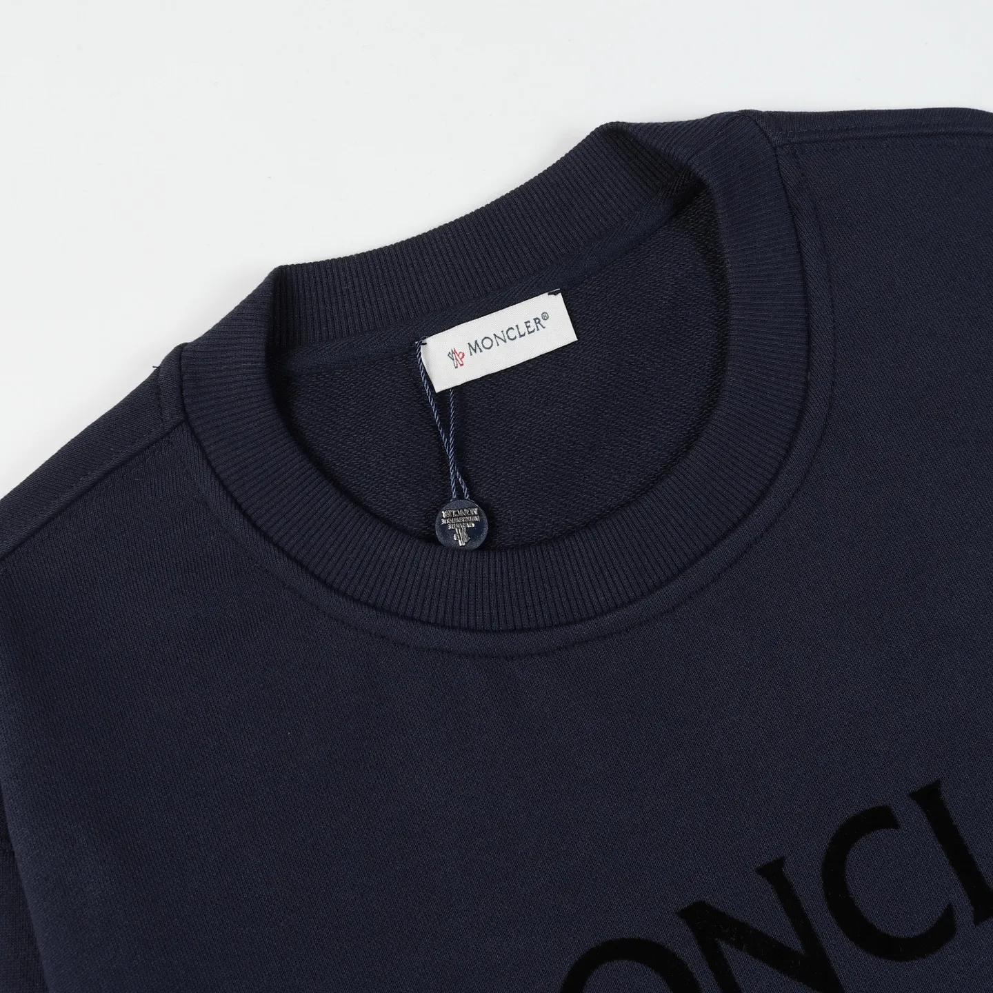 P210 Style number: 852 〈MONCLER〉 Mongolian flocked printed round neck sweatshirt. The price of Mongolian sweatshirt is actually quite advantageous. Anyone who has been to the counter should know that the price of Mongolian sweatshirt is not much cheaper than Gucci Burberry. It is just relatively low-key and unwilling to hype. It is a picture that you want to buy or not. The aloof existence... ✅460g 100% pure cotton wool fabric OS version is too large ✅Matched with the original high weight double yarn thread ✅Correct three-needle and five-thread craftsmanship Chain edge Color: Black White Royal Blue Size S M L