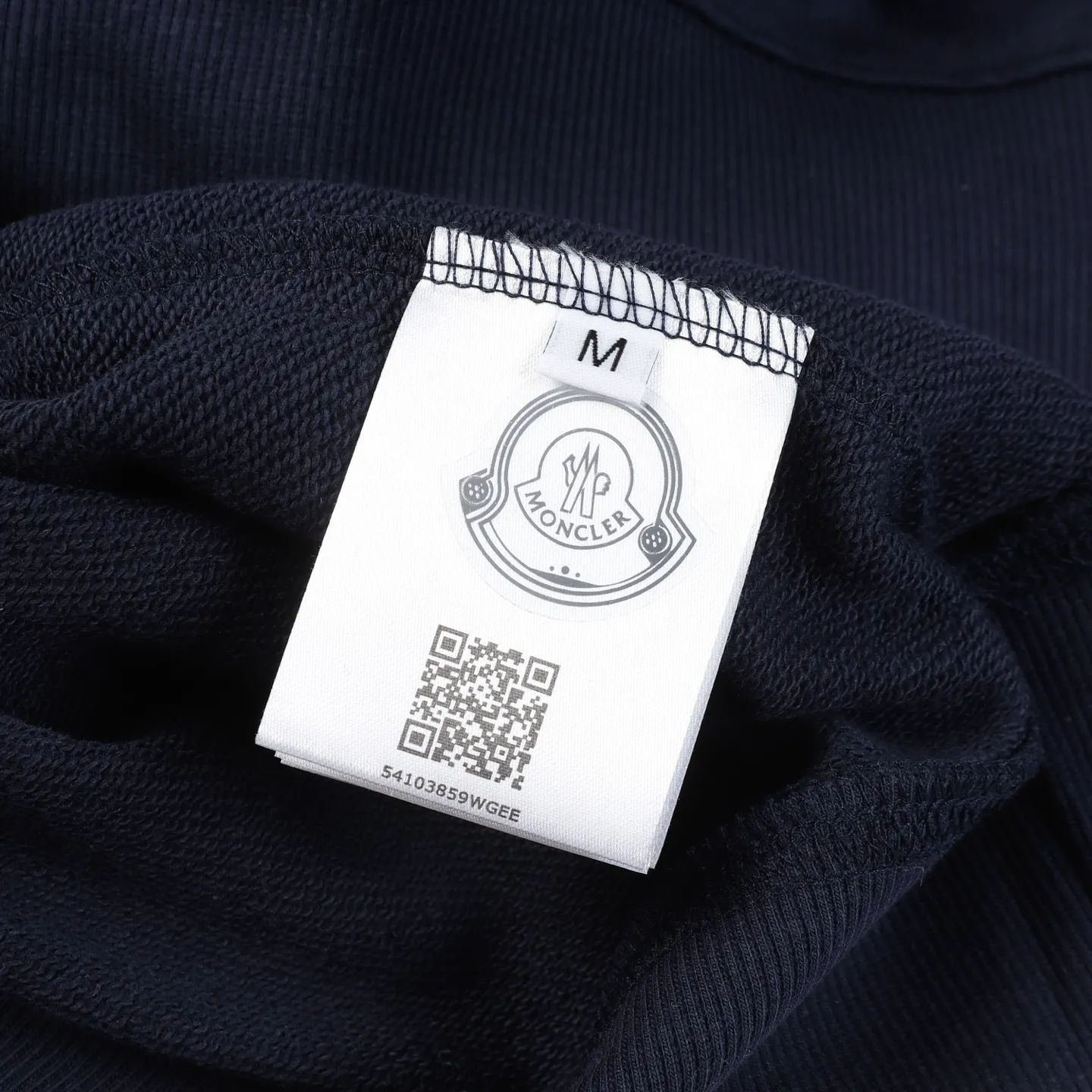 P210 Style number: 852 〈MONCLER〉 Mongolian flocked printed round neck sweatshirt. The price of Mongolian sweatshirt is actually quite advantageous. Anyone who has been to the counter should know that the price of Mongolian sweatshirt is not much cheaper than Gucci Burberry. It is just relatively low-key and unwilling to hype. It is a picture that you want to buy or not. The aloof existence... ✅460g 100% pure cotton wool fabric OS version is too large ✅Matched with the original high weight double yarn thread ✅Correct three-needle and five-thread craftsmanship Chain edge Color: Black White Royal Blue Size S M L