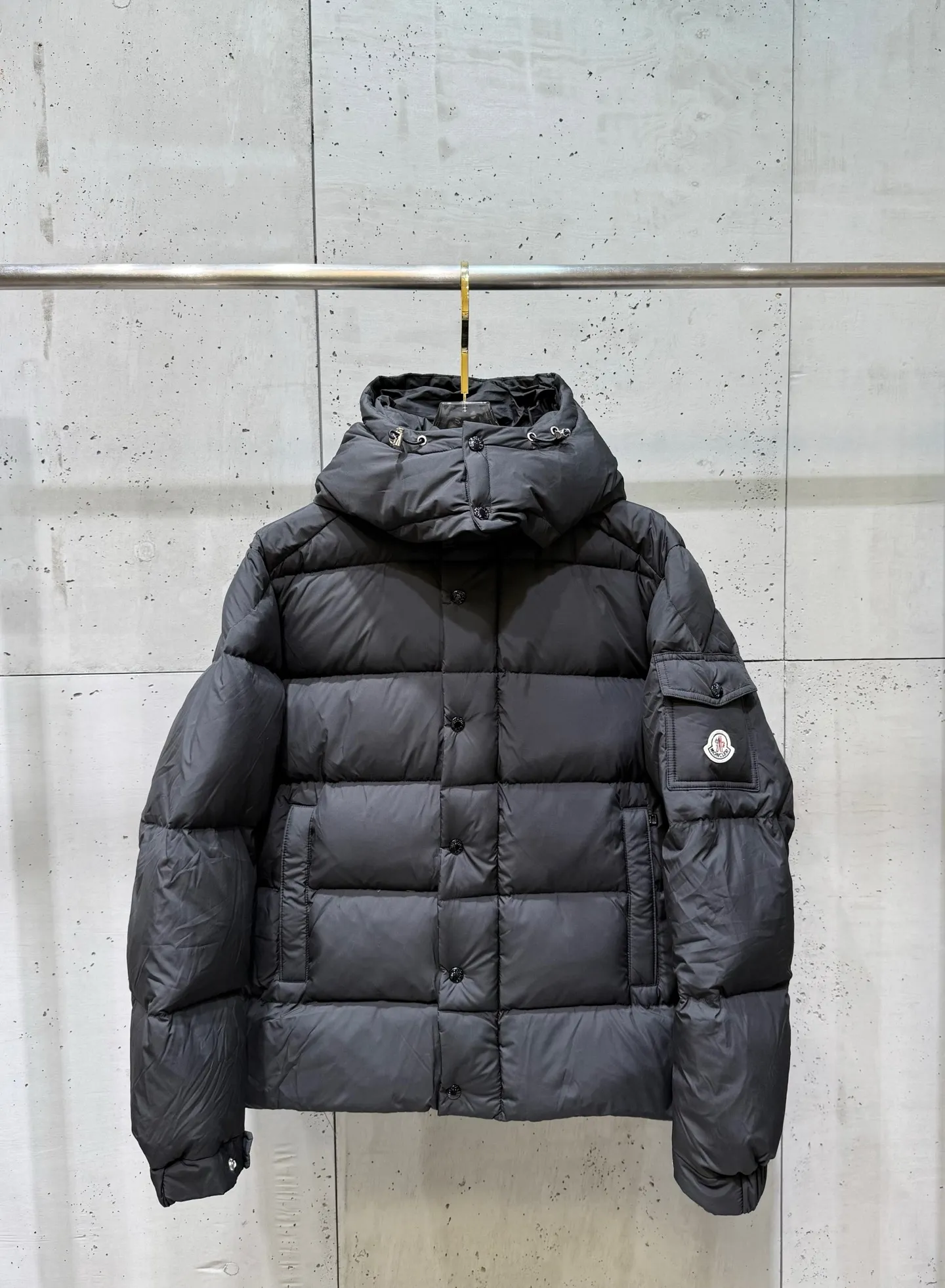 P860 Moncler Vezere matte Maya down jacket, the same style for men and women. If you don't like glossy maya, the best choice is this matte Maya. It is a classic version that anyone can control. The original development details are exactly the same as the original version. It is made of 90% goose down and no lining cloth. It has excellent feel and warmth. The Vezere down jacket is made of longue saison fabric, which is both light and warm. This short down jacket features a hood that can be easily removed depending on the weather. Number of yards: 1-5 yards