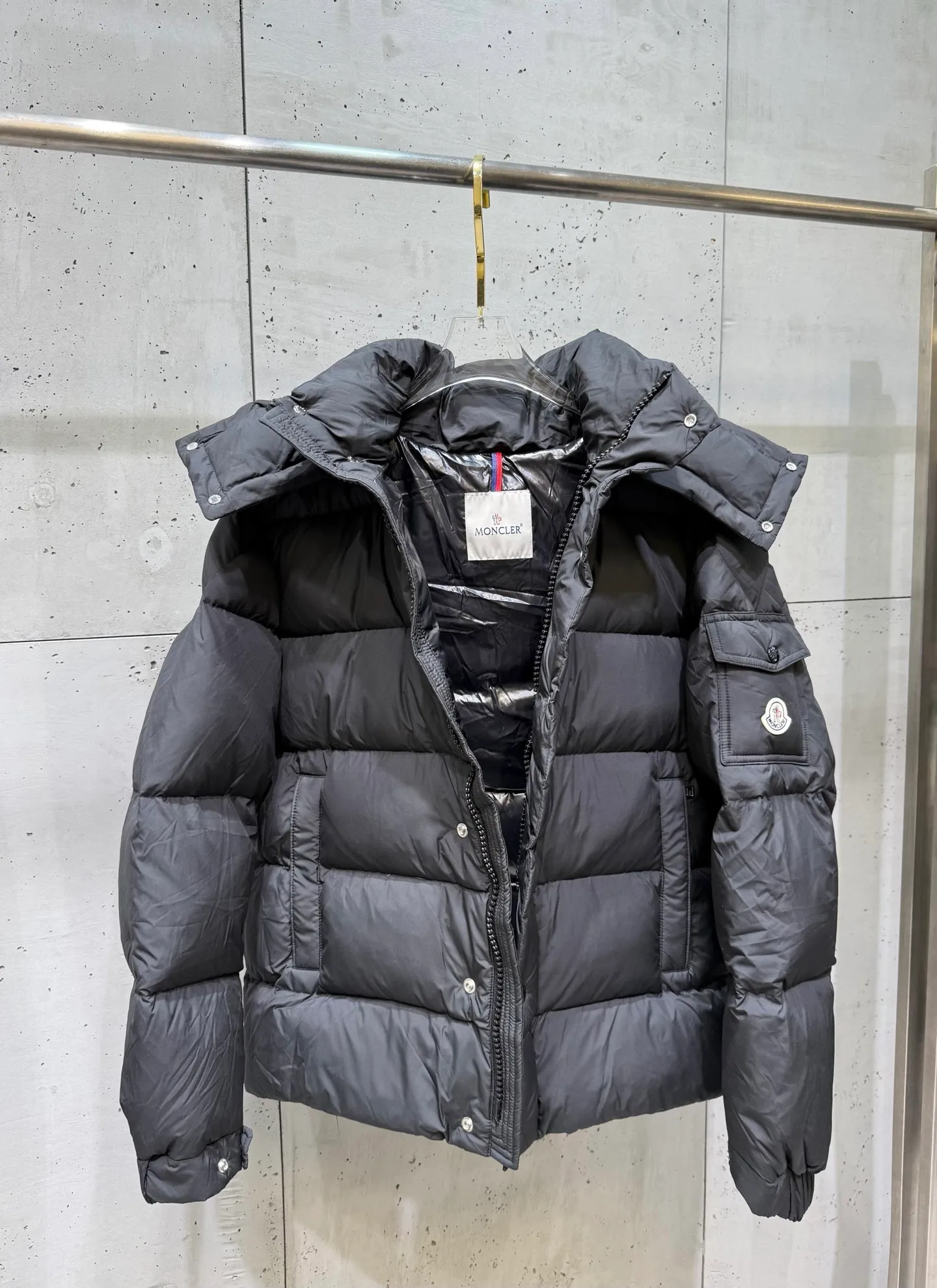 P860 Moncler Vezere matte Maya down jacket, the same style for men and women. If you don't like glossy maya, the best choice is this matte Maya. It is a classic version that anyone can control. The original development details are exactly the same as the original version. It is made of 90% goose down and no lining cloth. It has excellent feel and warmth. The Vezere down jacket is made of longue saison fabric, which is both light and warm. This short down jacket features a hood that can be easily removed depending on the weather. Number of yards: 1-5 yards