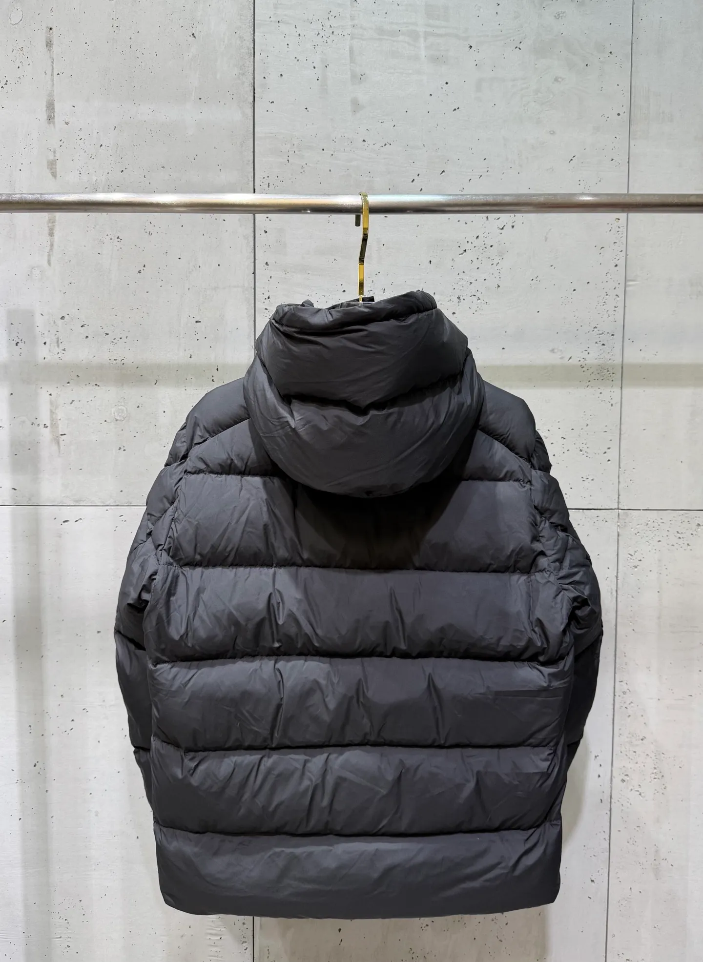 P860 Moncler Vezere matte Maya down jacket, the same style for men and women. If you don't like glossy maya, the best choice is this matte Maya. It is a classic version that anyone can control. The original development details are exactly the same as the original version. It is made of 90% goose down and no lining cloth. It has excellent feel and warmth. The Vezere down jacket is made of longue saison fabric, which is both light and warm. This short down jacket features a hood that can be easily removed depending on the weather. Number of yards: 1-5 yards