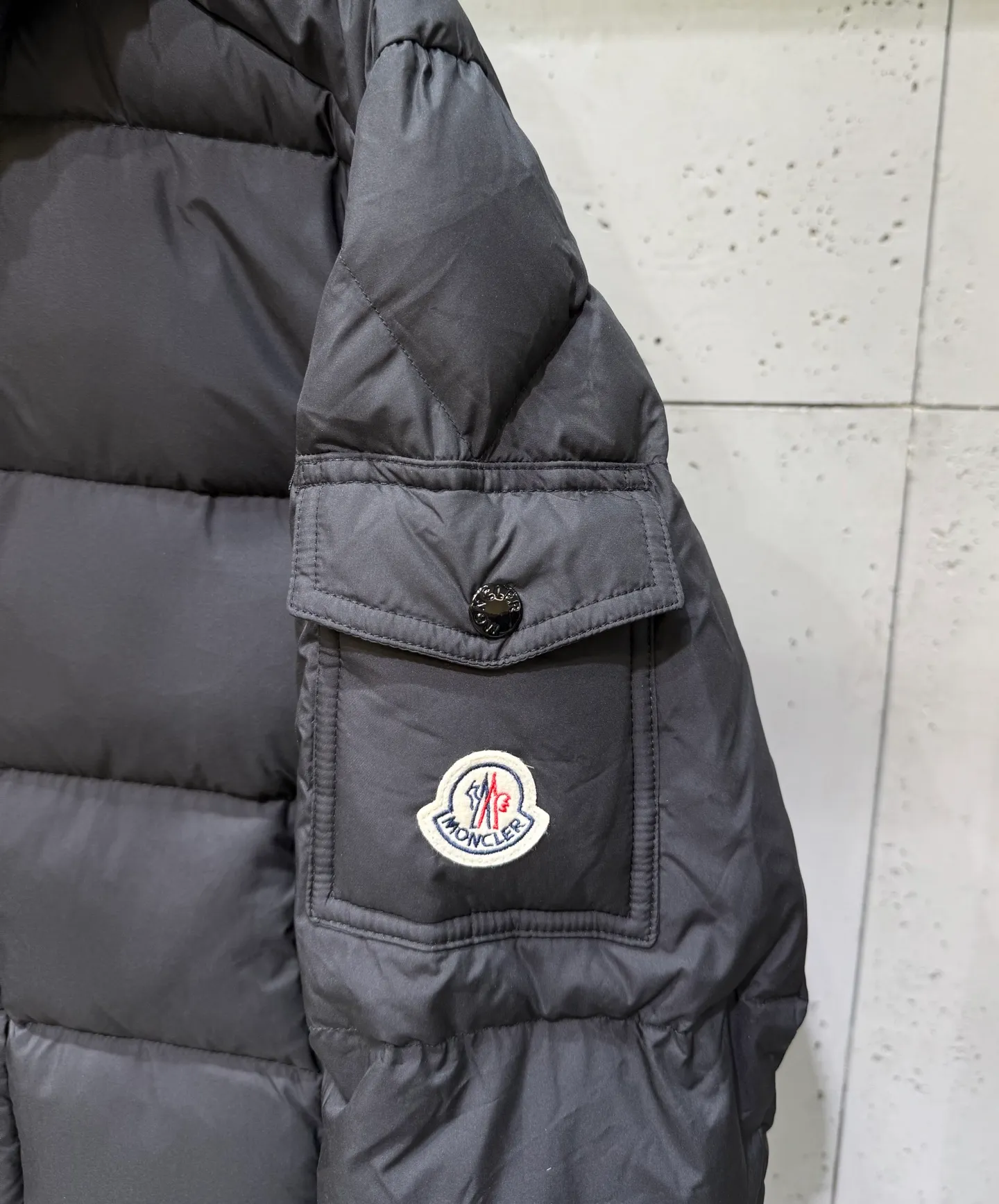 P860 Moncler Vezere matte Maya down jacket, the same style for men and women. If you don't like glossy maya, the best choice is this matte Maya. It is a classic version that anyone can control. The original development details are exactly the same as the original version. It is made of 90% goose down and no lining cloth. It has excellent feel and warmth. The Vezere down jacket is made of longue saison fabric, which is both light and warm. This short down jacket features a hood that can be easily removed depending on the weather. Number of yards: 1-5 yards