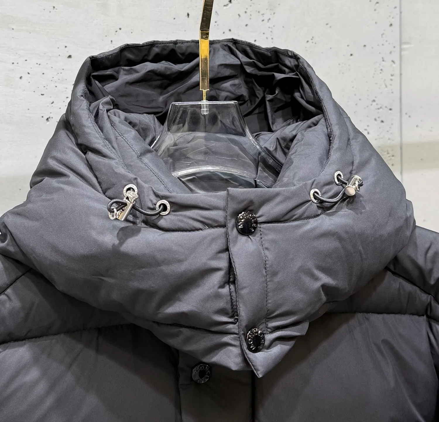 P860 Moncler Vezere matte Maya down jacket, the same style for men and women. If you don't like glossy maya, the best choice is this matte Maya. It is a classic version that anyone can control. The original development details are exactly the same as the original version. It is made of 90% goose down and no lining cloth. It has excellent feel and warmth. The Vezere down jacket is made of longue saison fabric, which is both light and warm. This short down jacket features a hood that can be easily removed depending on the weather. Number of yards: 1-5 yards