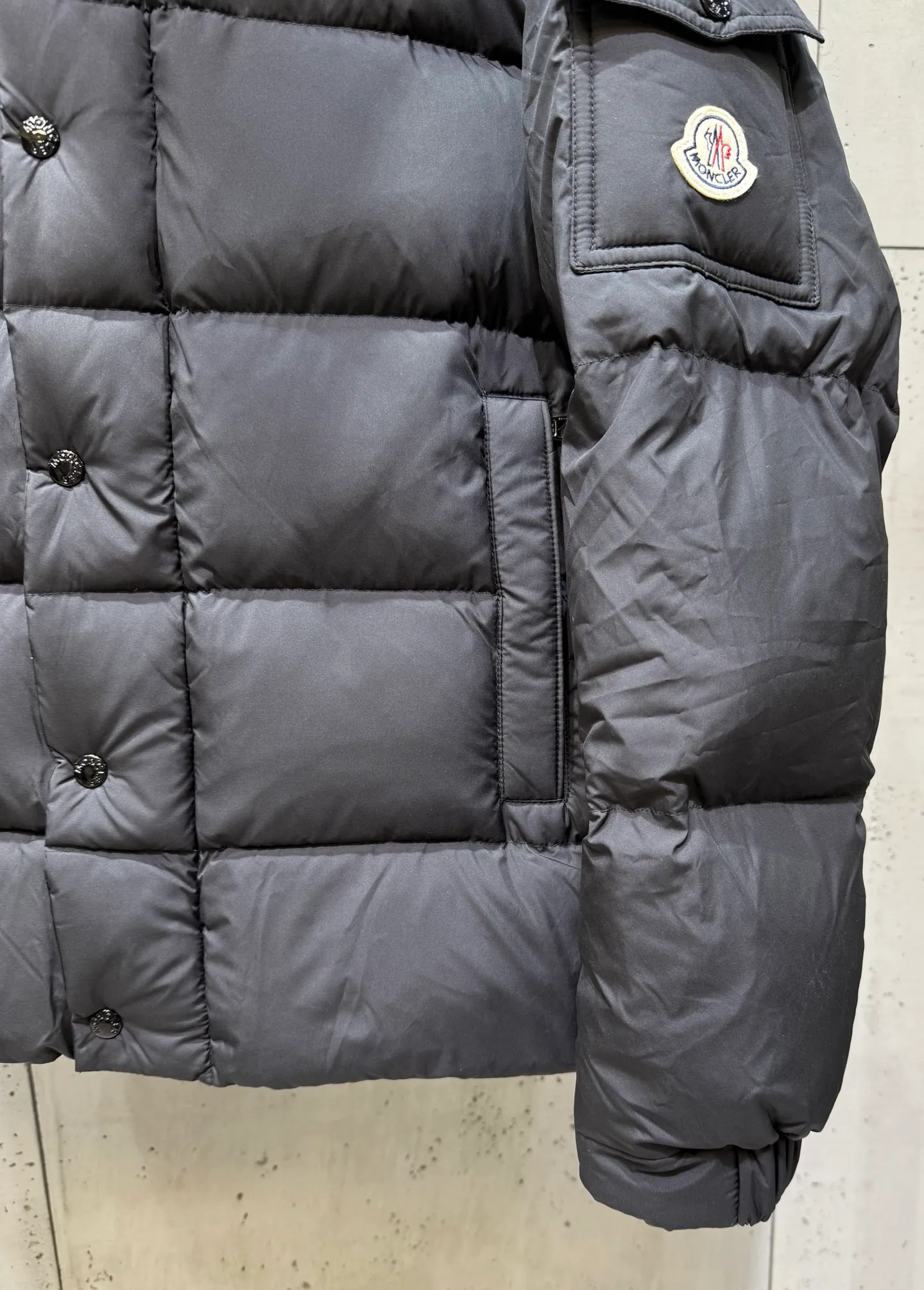 P860 Moncler Vezere matte Maya down jacket, the same style for men and women. If you don't like glossy maya, the best choice is this matte Maya. It is a classic version that anyone can control. The original development details are exactly the same as the original version. It is made of 90% goose down and no lining cloth. It has excellent feel and warmth. The Vezere down jacket is made of longue saison fabric, which is both light and warm. This short down jacket features a hood that can be easily removed depending on the weather. Number of yards: 1-5 yards