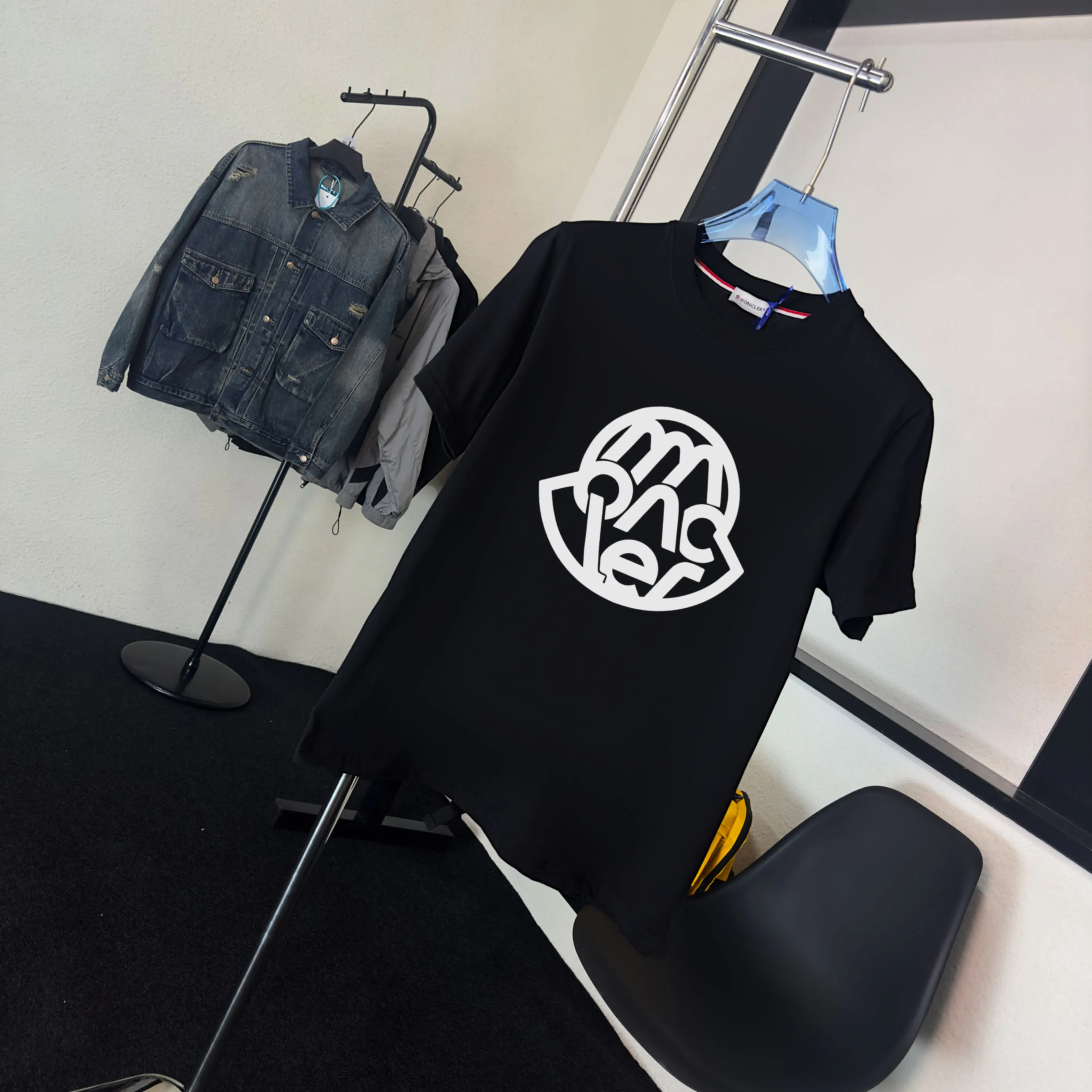 P140 Upgraded version "Mobile phone smart sensor ~ NFC chip armband ~ Direct access to the official website for anti-counterfeiting" "Moncler ~ Mouth Mouth" 2025 new high-quality round neck short-sleeved T-shirt. The cuffs have imported embroidered labels. Customized dyeing, very comfortable to touch. Super versatile and good-looking short-sleeved. Complete with three labels. Non-market ordinary version. Feel free to compare. Quality is absolutely guaranteed! ‼ First of all, this original fabric is all custom-woven with 32-count double yarn fabric, 250G, and the weight is the same‼ Fine workmanship, double waistcoat method, double waistcoat method, double waistcoat method makes the whole dress more three-dimensional, which is not a craft that ordinary T-shirts can achieve🤪 Size: S-M-L-XL-2XL Color: black, white, apricot, same style for men and women