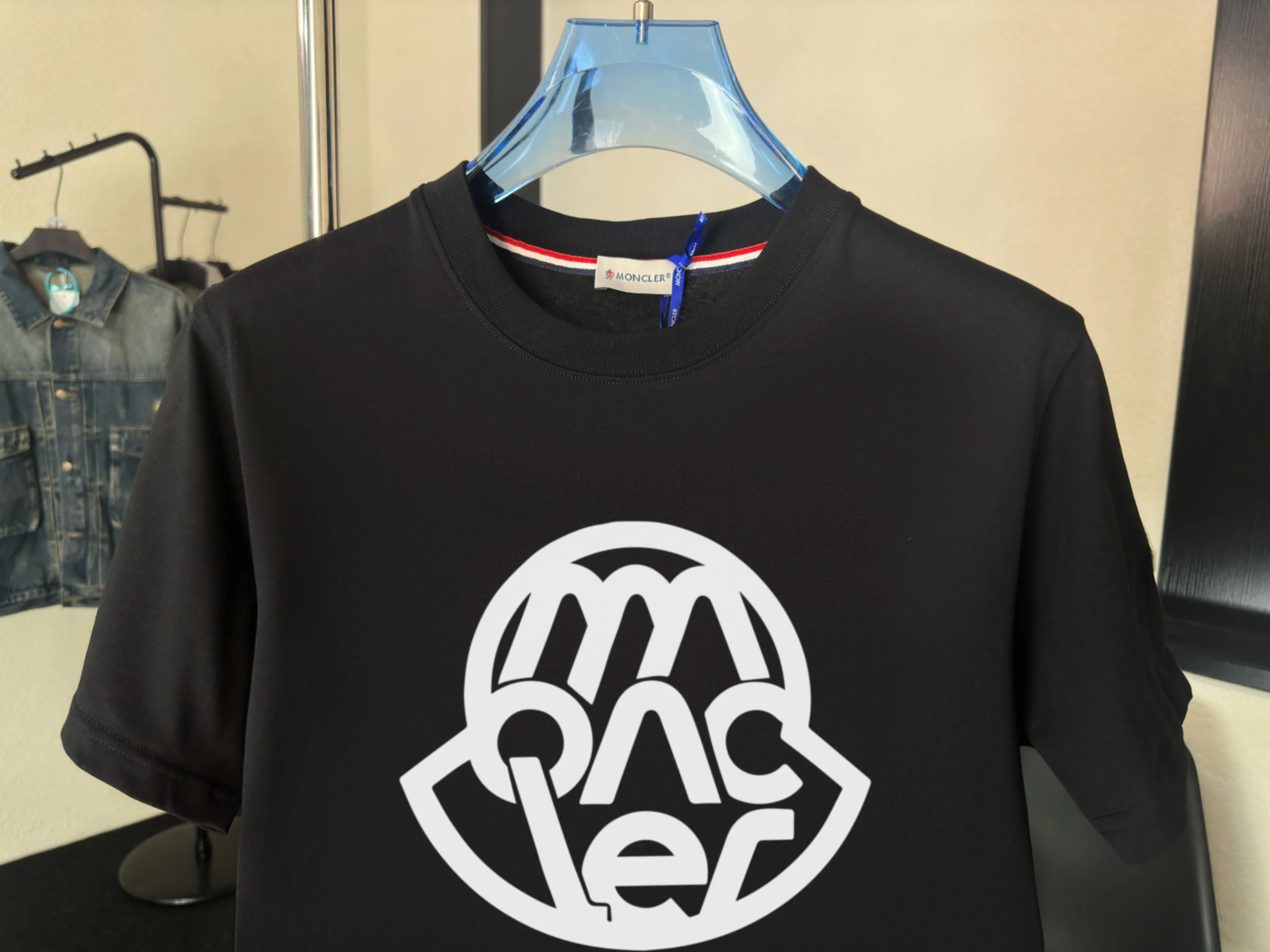 P140 Upgraded version "Mobile phone smart sensor ~ NFC chip armband ~ Direct access to the official website for anti-counterfeiting" "Moncler ~ Mouth Mouth" 2025 new high-quality round neck short-sleeved T-shirt. The cuffs have imported embroidered labels. Customized dyeing, very comfortable to touch. Super versatile and good-looking short-sleeved. Complete with three labels. Non-market ordinary version. Feel free to compare. Quality is absolutely guaranteed! ‼ First of all, this original fabric is all custom-woven with 32-count double yarn fabric, 250G, and the weight is the same‼ Fine workmanship, double waistcoat method, double waistcoat method, double waistcoat method makes the whole dress more three-dimensional, which is not a craft that ordinary T-shirts can achieve🤪 Size: S-M-L-XL-2XL Color: black, white, apricot, same style for men and women