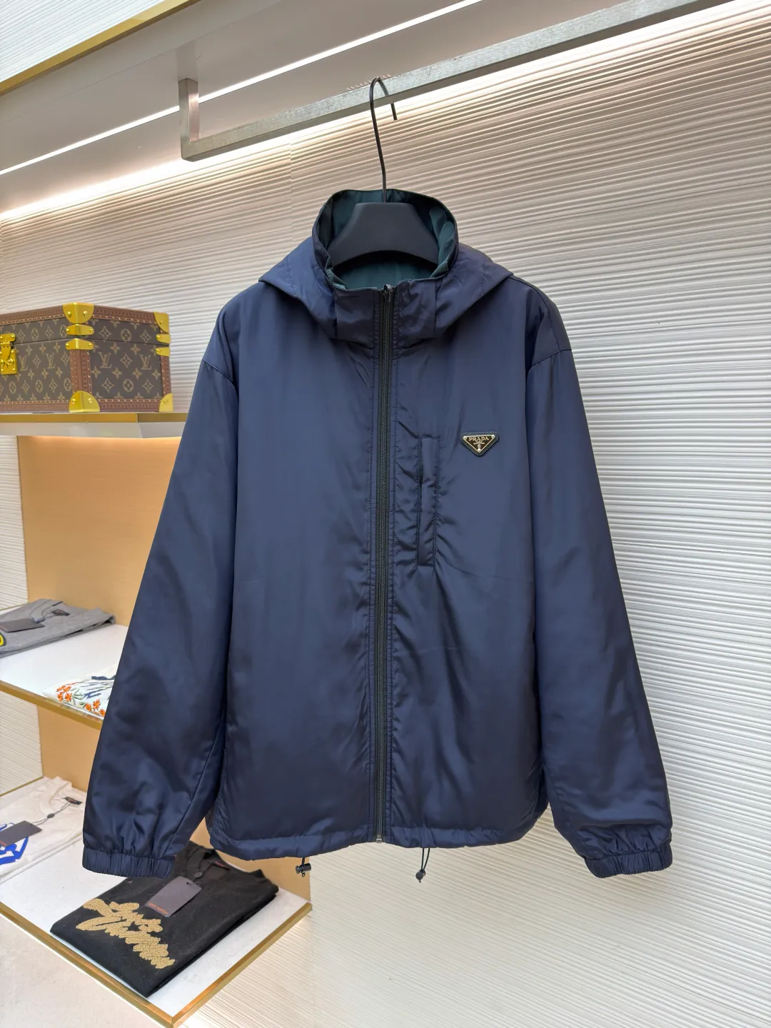 Prada nylon double-sided logo jacket ●Original version: Purchased and developed at 12690 ●Item number: 1681909-B70 ●Fabric: nylon fabric ●Technology: Enamel plating ●Color: navy blue/dark green ●Version: fitted version ●Weight: about 620 grams ●Size: S-M-L-XL ●Description: Made of 50-count fine-grained 100% nylon material. Customized weaving and dyeing. The leather label on the chest is made of double-layered cowhide, using folk Sanbao enamel plating technology, and the bottom is matched with stainless steel round nails to make the upper body of the clothes more comfortable. (Black zipper) Electroplated metal with bright silver, laser engraved logo on the surface. (Blue zipper) Made of nylon with nylon rubber teeth. The sub-buttons adopt four-joint openings and are original color spray-plated and laser-engraved. The detail level is restored to 99%. There are many auxiliary materials for this product. In addition to the introduction, there are also a series of auxiliary materials. The whole piece of clothing is imported from Germany, and is made by special machines - date making - hemming - embedded clips - and many other series of workmanship. The overall wiring is straight and delicate, the fabric is comfortable and soft, and the color is consistent without color difference. It can be matched with the same style to create a fashionable look and control various occasions. Customized accessories, complete with three standards, same style for men and women!