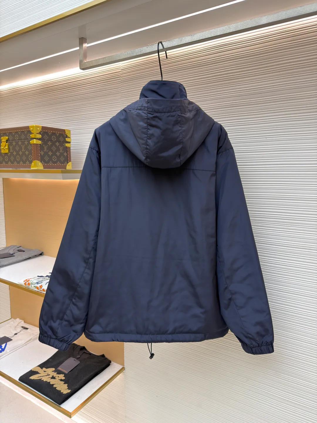 Prada nylon double-sided logo jacket ●Original version: Purchased and developed at 12690 ●Item number: 1681909-B70 ●Fabric: nylon fabric ●Technology: Enamel plating ●Color: navy blue/dark green ●Version: fitted version ●Weight: about 620 grams ●Size: S-M-L-XL ●Description: Made of 50-count fine-grained 100% nylon material. Customized weaving and dyeing. The leather label on the chest is made of double-layered cowhide, using folk Sanbao enamel plating technology, and the bottom is matched with stainless steel round nails to make the upper body of the clothes more comfortable. (Black zipper) Electroplated metal with bright silver, laser engraved logo on the surface. (Blue zipper) Made of nylon with nylon rubber teeth. The sub-buttons adopt four-joint openings and are original color spray-plated and laser-engraved. The detail level is restored to 99%. There are many auxiliary materials for this product. In addition to the introduction, there are also a series of auxiliary materials. The whole piece of clothing is imported from Germany, and is made by special machines - date making - hemming - embedded clips - and many other series of workmanship. The overall wiring is straight and delicate, the fabric is comfortable and soft, and the color is consistent without color difference. It can be matched with the same style to create a fashionable look and control various occasions. Customized accessories, complete with three standards, same style for men and women!