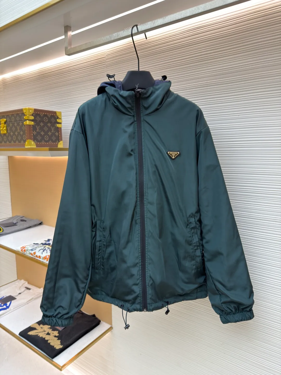 Prada nylon double-sided logo jacket ●Original version: Purchased and developed at 12690 ●Item number: 1681909-B70 ●Fabric: nylon fabric ●Technology: Enamel plating ●Color: navy blue/dark green ●Version: fitted version ●Weight: about 620 grams ●Size: S-M-L-XL ●Description: Made of 50-count fine-grained 100% nylon material. Customized weaving and dyeing. The leather label on the chest is made of double-layered cowhide, using folk Sanbao enamel plating technology, and the bottom is matched with stainless steel round nails to make the upper body of the clothes more comfortable. (Black zipper) Electroplated metal with bright silver, laser engraved logo on the surface. (Blue zipper) Made of nylon with nylon rubber teeth. The sub-buttons adopt four-joint openings and are original color spray-plated and laser-engraved. The detail level is restored to 99%. There are many auxiliary materials for this product. In addition to the introduction, there are also a series of auxiliary materials. The whole piece of clothing is imported from Germany, and is made by special machines - date making - hemming - embedded clips - and many other series of workmanship. The overall wiring is straight and delicate, the fabric is comfortable and soft, and the color is consistent without color difference. It can be matched with the same style to create a fashionable look and control various occasions. Customized accessories, complete with three standards, same style for men and women!