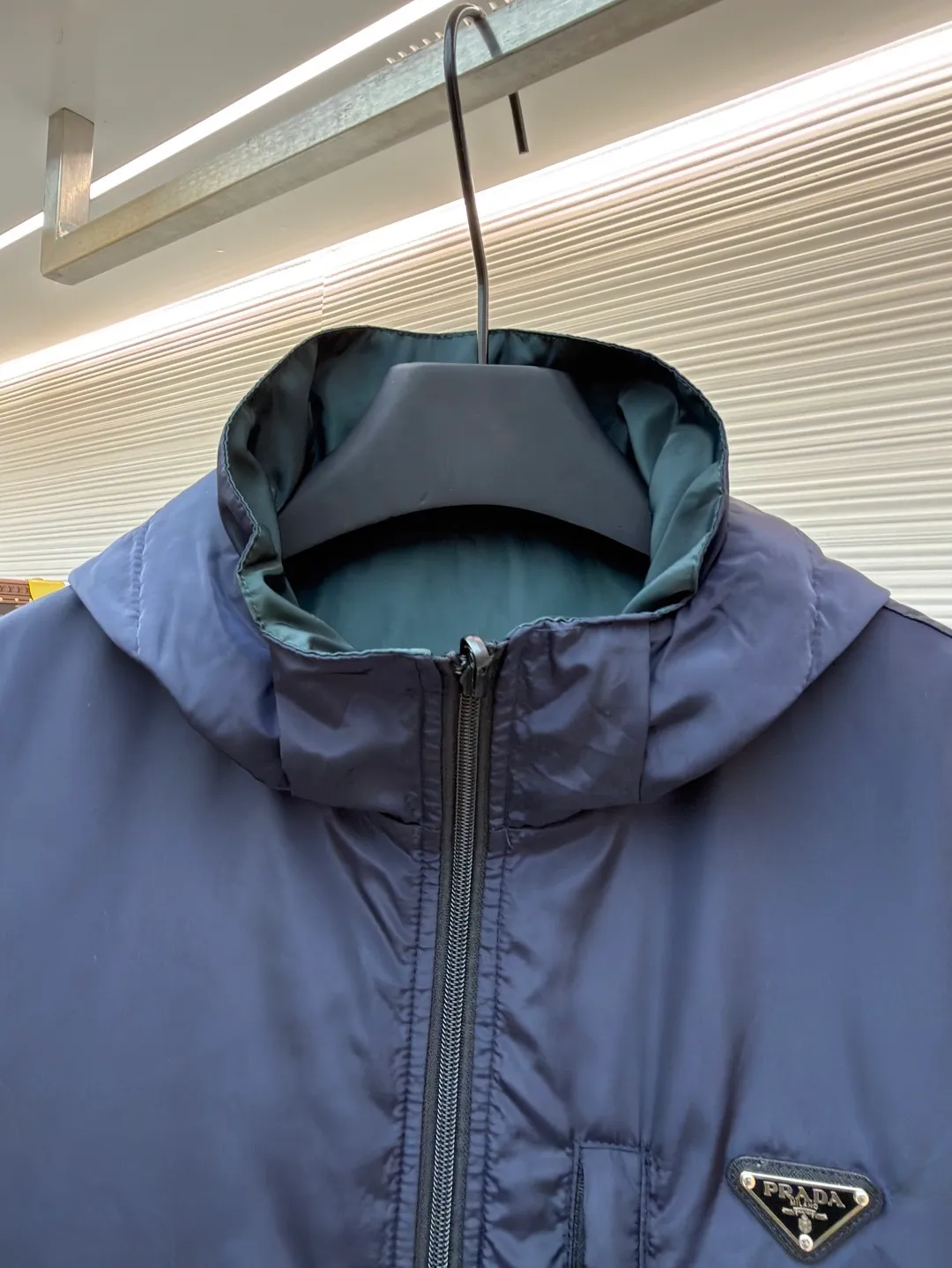 Prada nylon double-sided logo jacket ●Original version: Purchased and developed at 12690 ●Item number: 1681909-B70 ●Fabric: nylon fabric ●Technology: Enamel plating ●Color: navy blue/dark green ●Version: fitted version ●Weight: about 620 grams ●Size: S-M-L-XL ●Description: Made of 50-count fine-grained 100% nylon material. Customized weaving and dyeing. The leather label on the chest is made of double-layered cowhide, using folk Sanbao enamel plating technology, and the bottom is matched with stainless steel round nails to make the upper body of the clothes more comfortable. (Black zipper) Electroplated metal with bright silver, laser engraved logo on the surface. (Blue zipper) Made of nylon with nylon rubber teeth. The sub-buttons adopt four-joint openings and are original color spray-plated and laser-engraved. The detail level is restored to 99%. There are many auxiliary materials for this product. In addition to the introduction, there are also a series of auxiliary materials. The whole piece of clothing is imported from Germany, and is made by special machines - date making - hemming - embedded clips - and many other series of workmanship. The overall wiring is straight and delicate, the fabric is comfortable and soft, and the color is consistent without color difference. It can be matched with the same style to create a fashionable look and control various occasions. Customized accessories, complete with three standards, same style for men and women!