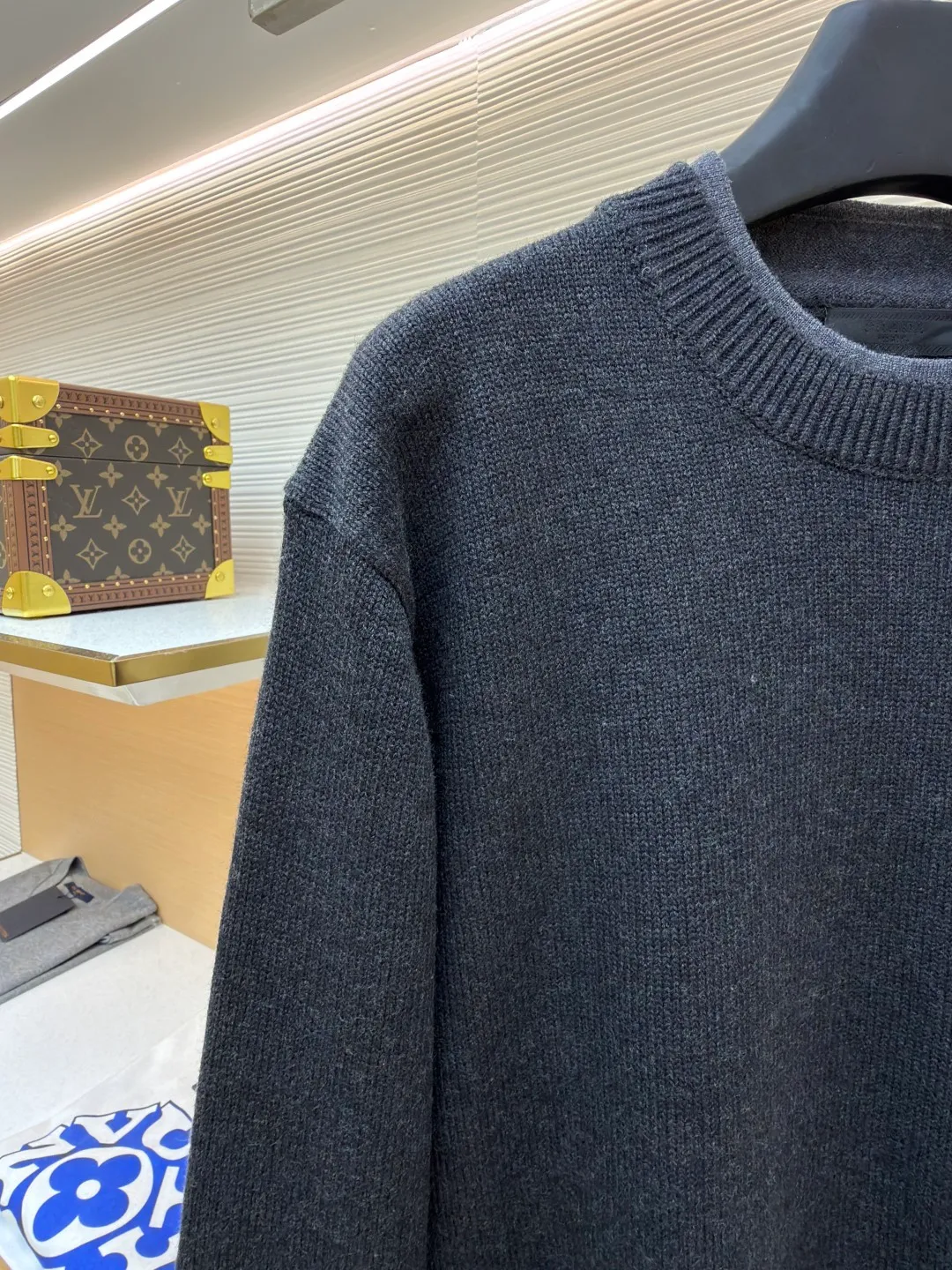 Prada round neck rib knitted cuffs and hem logo sweater ●Original version: Purchased and developed by 13114 ●Item number: 1682312-A90 ●Fabric: wool fabric ●Technology: knitted ●Color: gray ●Version: fitted version ●Weight: about 765 grams ●Size: S-M-L-XL ●Description: This Prada knitted round-neck top is woven with high-count blended wool yarn imported from Italy. It is treated with a double-ply yarn process to increase the yarn's toughness by 30%, while giving the fabric a delicate matte texture and a soft and skin-friendly touch. The main body of the garment uses a 12-needle four-flat knitting method and is designed with vertical rib texture, which not only ensures a stiff silhouette and is not easily deformed, but also allows for freedom of stretching while wearing. The neckline, cuffs and hem adopt reinforced ribbing technology, and the elastic closing is formed by precise jacquard using a computerized flat knitting machine, effectively preventing loose and curling edges. The brand metal nameplate is embedded in the side seam, which is hand-polished and then seamlessly sewn together. The splicing parts of the body are all made of concealed seam technology, making the overall lines simple and smooth. Every detail demonstrates the brand's exquisite clothing craftsmanship and strict quality control. The overall wiring is straight and delicate, the fabric is comfortable and soft, and the color is consistent without color difference. It can be matched with the same style to create a fashionable look and control various occasions. Customized accessories, complete with three standards, same style for men and women!