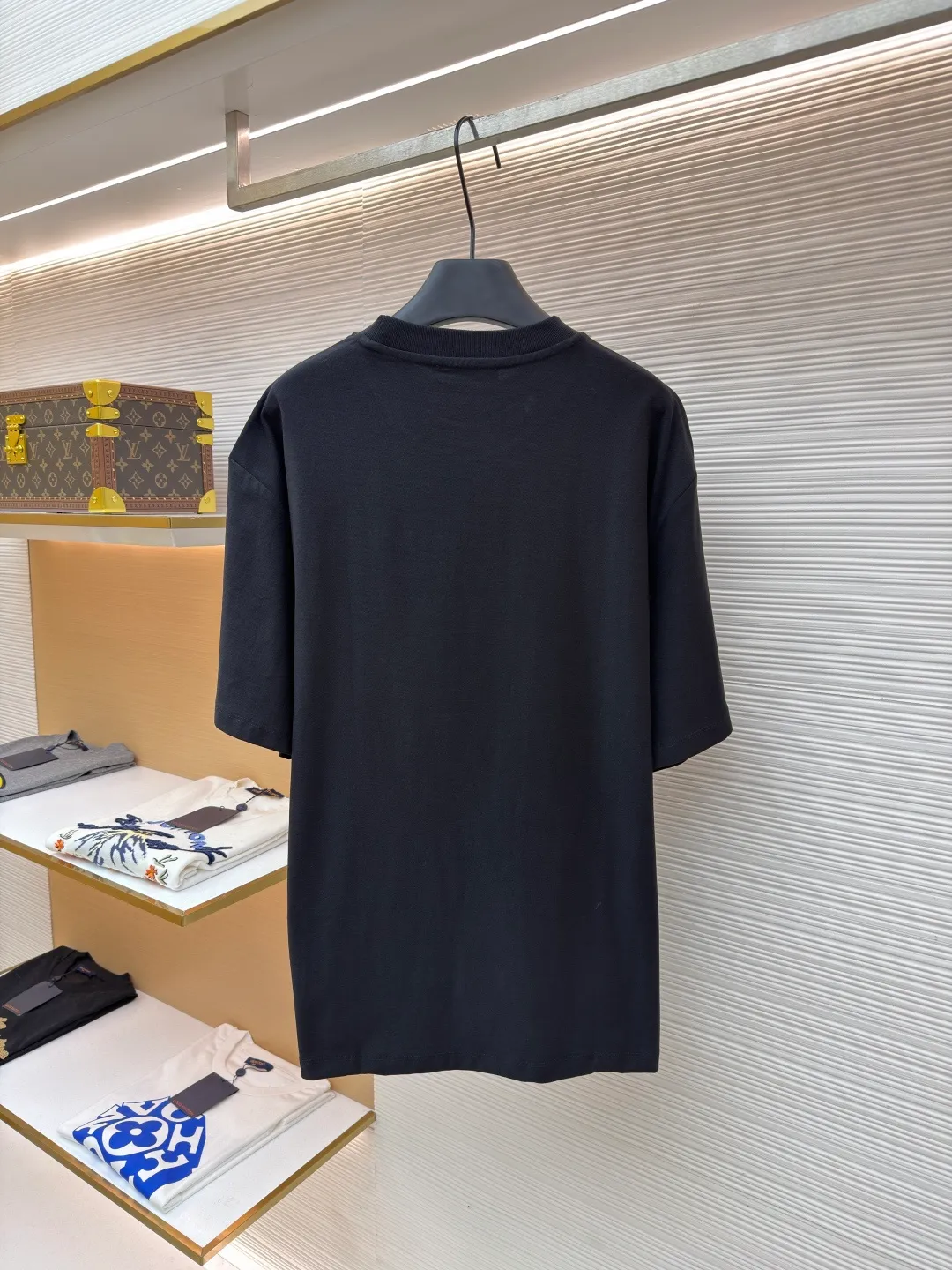 Prada terry embroidered short sleeves ●Original version: Purchased and developed for 10700 ●Item number: 1682425-X95 ●Fabric: double-woven satin fabric ●Technology: terry embroidered production ●Color: black ●Version: fitted version ●Weight: about 285 grams ●Size: S-M-L-XL ●Description: Customized fine double-woven satin with excellent texture, comfortable and flawless tones, pure and elegant Its ingenious and homogeneous towel embroidered Prada logo adds brand recognition without being complicated. It can lead the fashion trend with just one color and is a versatile item. Using towel embroidery technology, a traditional hand-made embroidery technology, the embroidery is carried out using needle methods and completed by changing the hooking action of a special machine head. The coils are interlocked one by one, thus bringing a towel-like texture and effect. The fabrics have been washed and have a better hand feel and texture. It is not easy to deform, shrink or fade, and maintains long-term beauty. The overall wiring is straight and delicate, the fabric is comfortable and soft, and the color is consistent without color difference. It can be matched with the same style to create a fashionable look and control various occasions. Customized accessories, complete with three standards, same style for men and women!