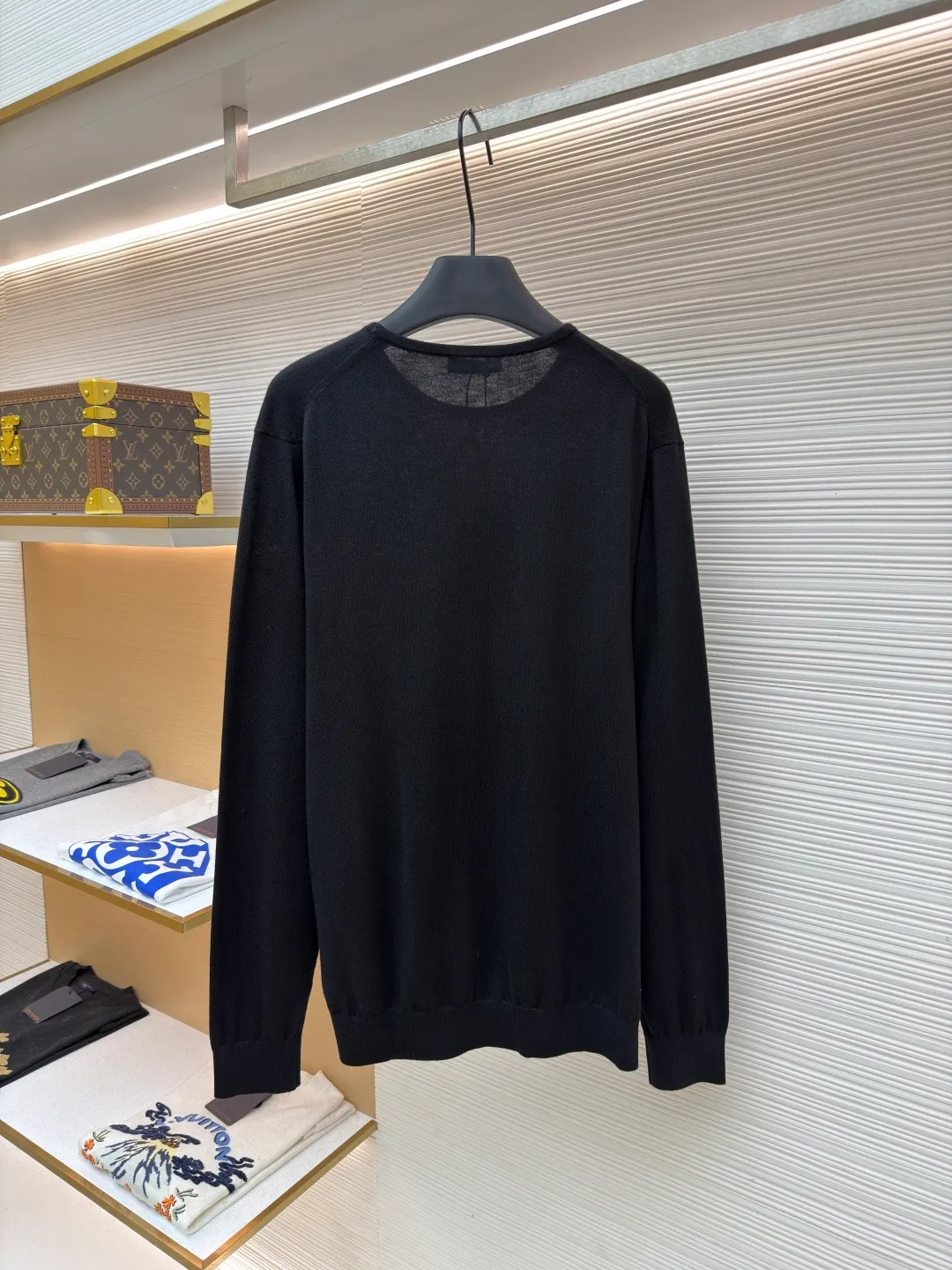 Prada Worsted Wool Long Sleeve ●Item No.: 1682330-A65 ●Material: Wool fabric ●Technology: Knitting ●Color: Black ●Version: Fitted version ●Weight: about 240 grams ●Size: S-M-L-XL ●Description: Made of fine worsted wool fiber, the sweater feels soft to the touch and is light and comfortable to wear. Wool fiber has good thermal insulation properties and is suitable for wearing in colder weather. The fiber length is moderate and free of impurities to ensure the quality and comfort of the garment. Knitted using a jersey technique, it forms the main body of the sweater. During the knitting process, the stitches must be kept even to avoid problems such as missing stitches and broken threads. After knitting is completed, the sweater needs to be ironed to make it smooth and crisp and improve the overall texture. Rib knitting technology is used for splicing to increase elasticity and fit, making the cuffs and hem tighter and more stylish. The raglan part needs to be carefully spliced ​​with the main part to ensure smooth and natural shoulder lines. The overall wiring is straight and delicate, the fabric is comfortable and soft, and the color is consistent without color difference. It can be matched with the same style to create a fashionable look and control various occasions. Customized accessories, complete with three standards, same style for men and women!