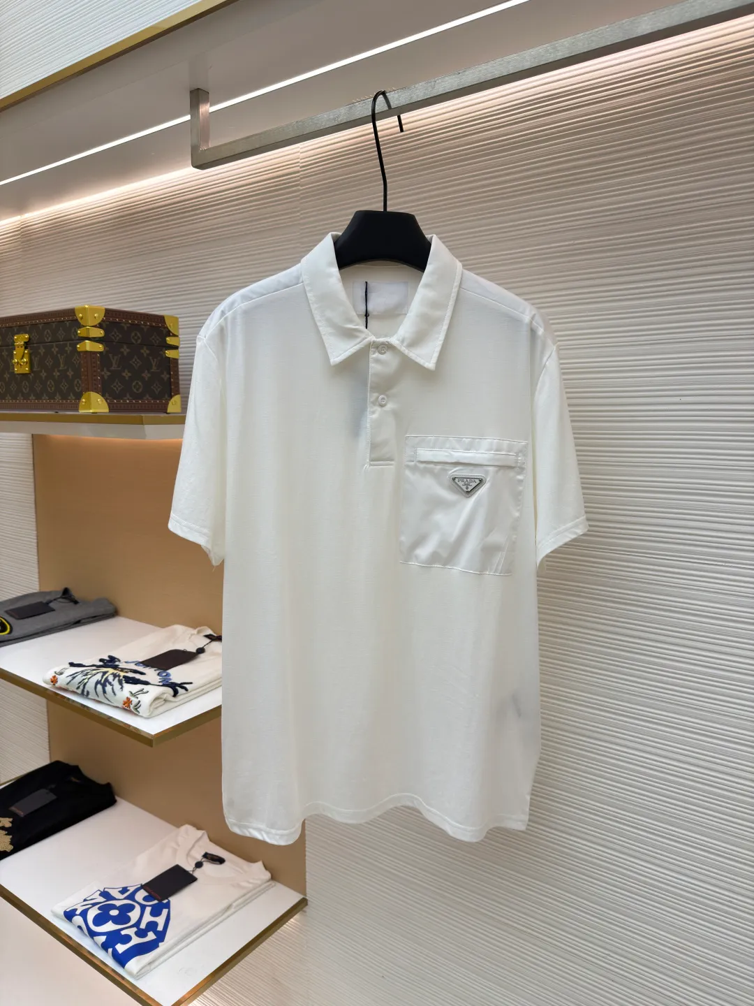 Prada Triangle Pocket Polo Shirt ●Original version: Purchased and developed at 9050 ●Item number: 1682394-A25 ●Fabric: mercerized grosgrain fabric ●Technology: needle and shuttle splicing ●Color: white ●Version: fitted version ●Weight: about 215 grams ●Size: S-M-L-XL ●Description: Customized mercerized grosgrain fabric, smooth and delicate, comfortable and close to the skin, classic black tone exudes an innate sense of luxury and is devouring with warmth The iconic triangular logo embellishes the chest, highlighting the elegance and nobility of the brand. The exquisite zipper pocket design is cleverly integrated, making the Polo shirt instantly rejuvenated. The perfect collision of simplicity and style. A versatile artifact in the wardrobe, the "Prada triangle mark" is positioned using an imported special machine infrared to position it more accurately and firmly. Needle and shuttle stitching technology can make full use of the respective advantages of knitted fabrics and woven fabrics. By choosing the appropriate sewing process and stitches, it can ensure that the splicing parts are strong and beautiful. The template machine opens the bag. The preset template guides the position, shape and size of the bag opening. The accuracy ensures the quality of the bag opening effect. The overall wiring is straight and delicate, the fabric is comfortable and soft, and the color is consistent without color difference. It can be matched with the same style to create a fashionable look and control various occasions. Customized accessories, complete with three standards, same style for men and women!