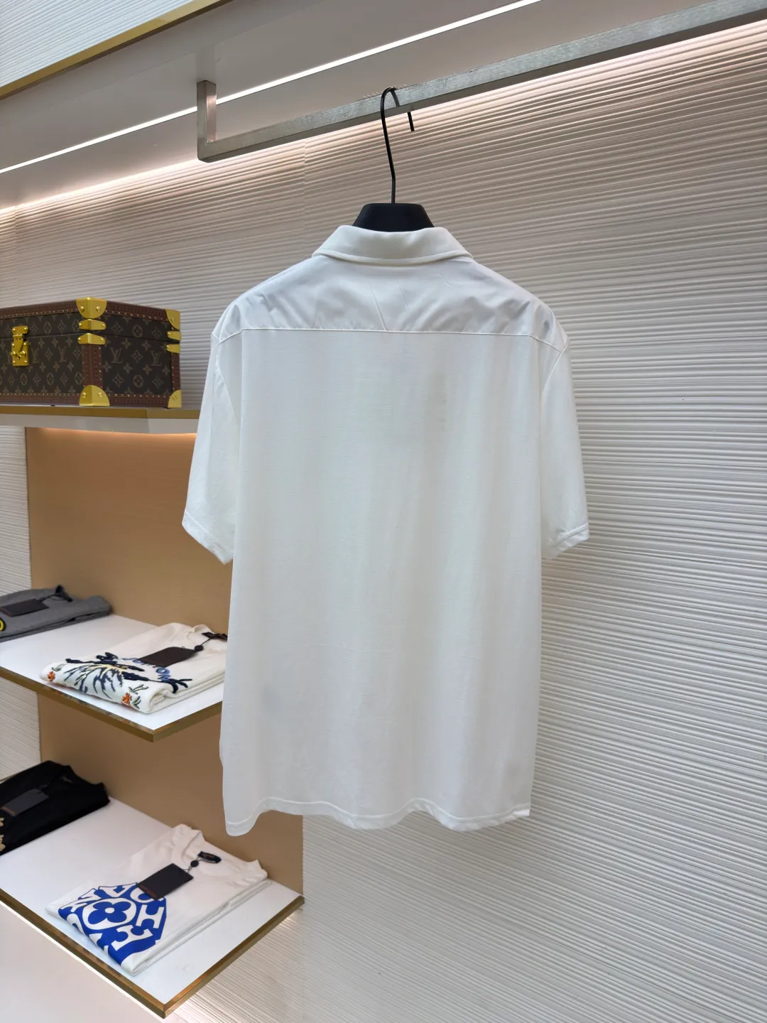 Prada Triangle Pocket Polo Shirt ●Original version: Purchased and developed at 9050 ●Item number: 1682394-A25 ●Fabric: mercerized grosgrain fabric ●Technology: needle and shuttle splicing ●Color: white ●Version: fitted version ●Weight: about 215 grams ●Size: S-M-L-XL ●Description: Customized mercerized grosgrain fabric, smooth and delicate, comfortable and close to the skin, classic black tone exudes an innate sense of luxury and is devouring with warmth The iconic triangular logo embellishes the chest, highlighting the elegance and nobility of the brand. The exquisite zipper pocket design is cleverly integrated, making the Polo shirt instantly rejuvenated. The perfect collision of simplicity and style. A versatile artifact in the wardrobe, the "Prada triangle mark" is positioned using an imported special machine infrared to position it more accurately and firmly. Needle and shuttle stitching technology can make full use of the respective advantages of knitted fabrics and woven fabrics. By choosing the appropriate sewing process and stitches, it can ensure that the splicing parts are strong and beautiful. The template machine opens the bag. The preset template guides the position, shape and size of the bag opening. The accuracy ensures the quality of the bag opening effect. The overall wiring is straight and delicate, the fabric is comfortable and soft, and the color is consistent without color difference. It can be matched with the same style to create a fashionable look and control various occasions. Customized accessories, complete with three standards, same style for men and women!