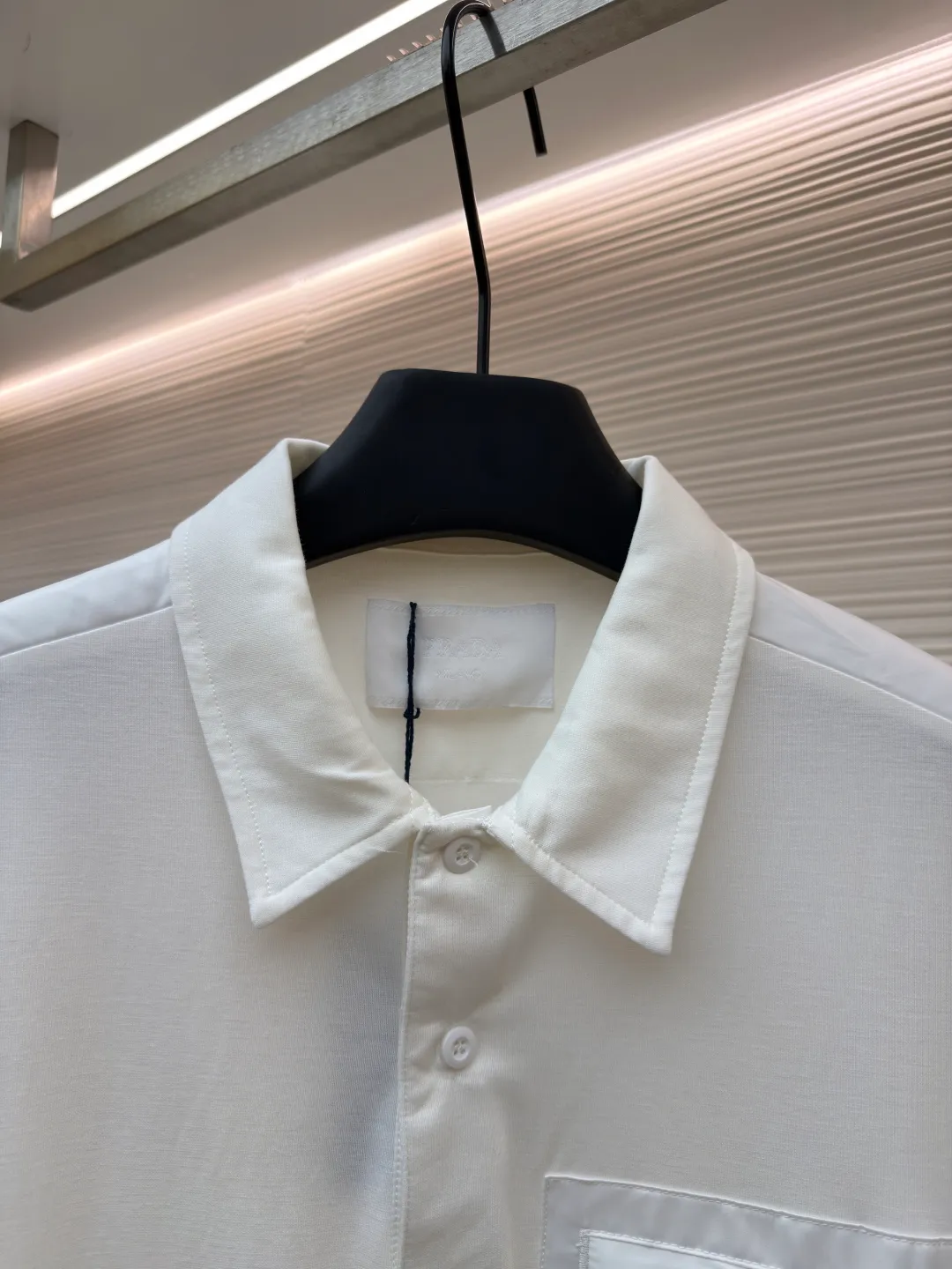 Prada Triangle Pocket Polo Shirt ●Original version: Purchased and developed at 9050 ●Item number: 1682394-A25 ●Fabric: mercerized grosgrain fabric ●Technology: needle and shuttle splicing ●Color: white ●Version: fitted version ●Weight: about 215 grams ●Size: S-M-L-XL ●Description: Customized mercerized grosgrain fabric, smooth and delicate, comfortable and close to the skin, classic black tone exudes an innate sense of luxury and is devouring with warmth The iconic triangular logo embellishes the chest, highlighting the elegance and nobility of the brand. The exquisite zipper pocket design is cleverly integrated, making the Polo shirt instantly rejuvenated. The perfect collision of simplicity and style. A versatile artifact in the wardrobe, the "Prada triangle mark" is positioned using an imported special machine infrared to position it more accurately and firmly. Needle and shuttle stitching technology can make full use of the respective advantages of knitted fabrics and woven fabrics. By choosing the appropriate sewing process and stitches, it can ensure that the splicing parts are strong and beautiful. The template machine opens the bag. The preset template guides the position, shape and size of the bag opening. The accuracy ensures the quality of the bag opening effect. The overall wiring is straight and delicate, the fabric is comfortable and soft, and the color is consistent without color difference. It can be matched with the same style to create a fashionable look and control various occasions. Customized accessories, complete with three standards, same style for men and women!