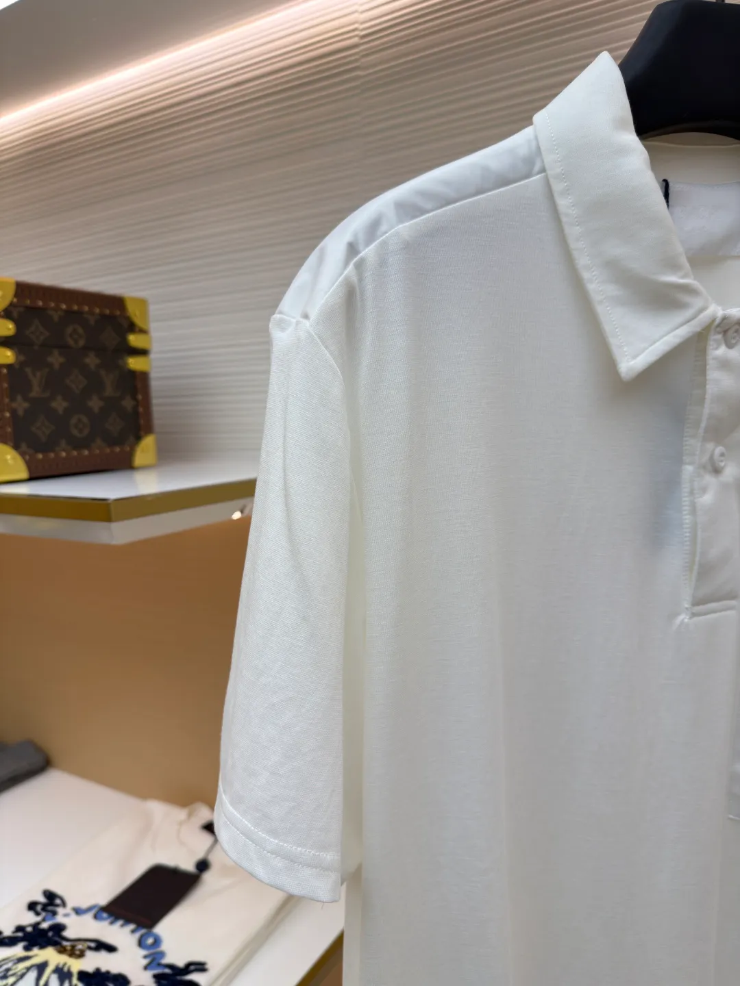 Prada Triangle Pocket Polo Shirt ●Original version: Purchased and developed at 9050 ●Item number: 1682394-A25 ●Fabric: mercerized grosgrain fabric ●Technology: needle and shuttle splicing ●Color: white ●Version: fitted version ●Weight: about 215 grams ●Size: S-M-L-XL ●Description: Customized mercerized grosgrain fabric, smooth and delicate, comfortable and close to the skin, classic black tone exudes an innate sense of luxury and is devouring with warmth The iconic triangular logo embellishes the chest, highlighting the elegance and nobility of the brand. The exquisite zipper pocket design is cleverly integrated, making the Polo shirt instantly rejuvenated. The perfect collision of simplicity and style. A versatile artifact in the wardrobe, the "Prada triangle mark" is positioned using an imported special machine infrared to position it more accurately and firmly. Needle and shuttle stitching technology can make full use of the respective advantages of knitted fabrics and woven fabrics. By choosing the appropriate sewing process and stitches, it can ensure that the splicing parts are strong and beautiful. The template machine opens the bag. The preset template guides the position, shape and size of the bag opening. The accuracy ensures the quality of the bag opening effect. The overall wiring is straight and delicate, the fabric is comfortable and soft, and the color is consistent without color difference. It can be matched with the same style to create a fashionable look and control various occasions. Customized accessories, complete with three standards, same style for men and women!