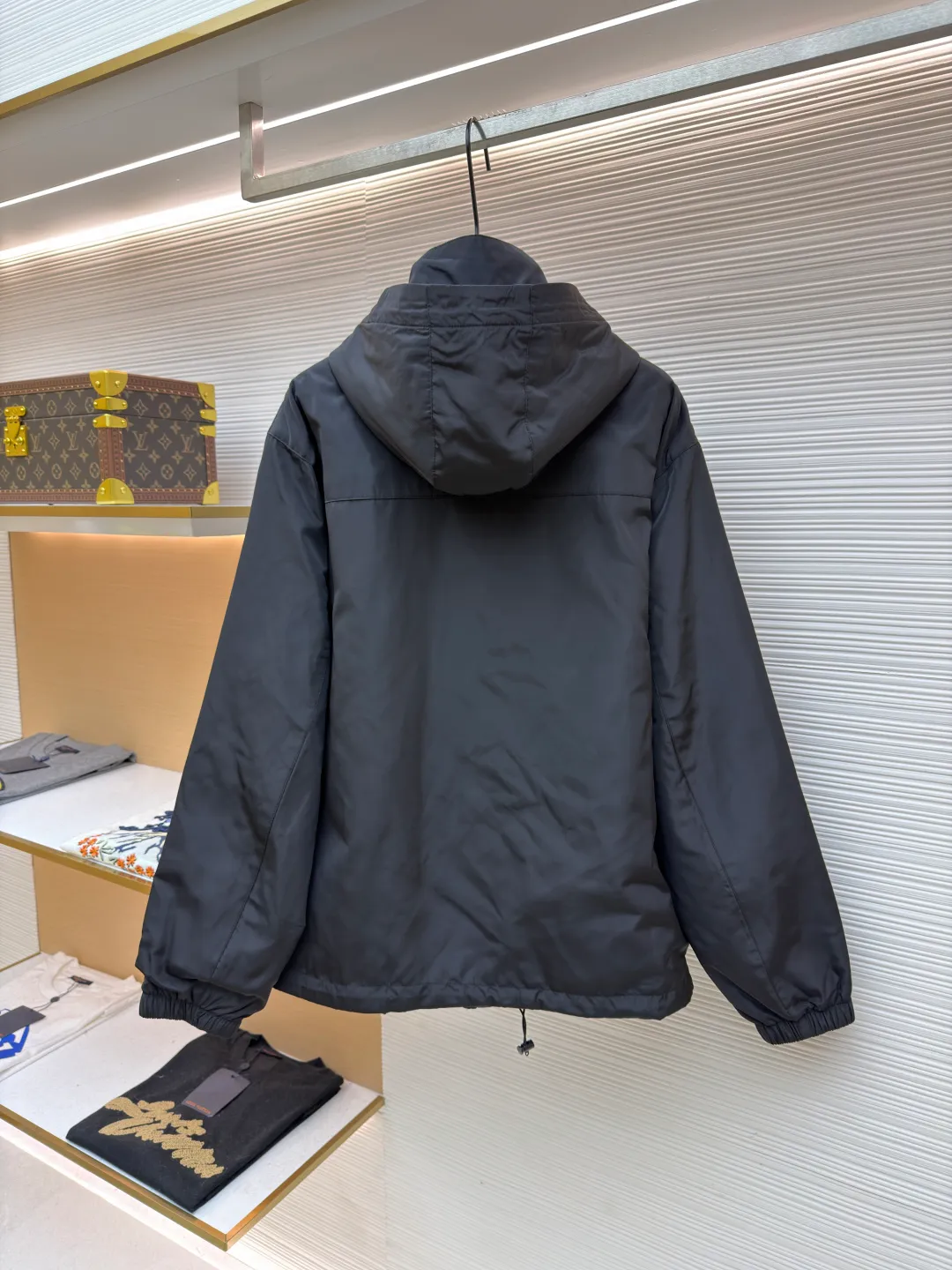 Prada nylon double-sided logo jacket ●Original version: purchased and developed at 12690 ●Item number: 1681863-B70 ●Fabric: nylon fabric ●Technology: Enamel plating ●Color: black/navy blue ●Version: fitted version ●Weight: about 690 grams ●Size: S-M-L-XL ●Description: Made of 50-count fine-grained 100% nylon material. Customized weaving and dyeing. The leather label on the chest is made of double-layered cowhide, using folk Sanbao enamel plating technology, and the bottom is matched with stainless steel round nails to make the upper body of the clothes more comfortable. (Black zipper) Electroplated metal with bright silver, laser engraved logo on the surface. (Blue zipper) Made of nylon with nylon rubber teeth. The sub-buttons adopt four-joint openings and are original color spray-plated and laser-engraved. The detail level is restored to 99%. There are many auxiliary materials for this product. In addition to the introduction, there are also a series of auxiliary materials. The whole piece of clothing is imported from Germany, and is made by special machines - date making - hemming - embedded clips - and many other series of workmanship. The overall wiring is straight and delicate, the fabric is comfortable and soft, and the color is consistent without color difference. It can be matched with the same style to create a fashionable look and control various occasions. Customized accessories, complete with three standards, same style for men and women!