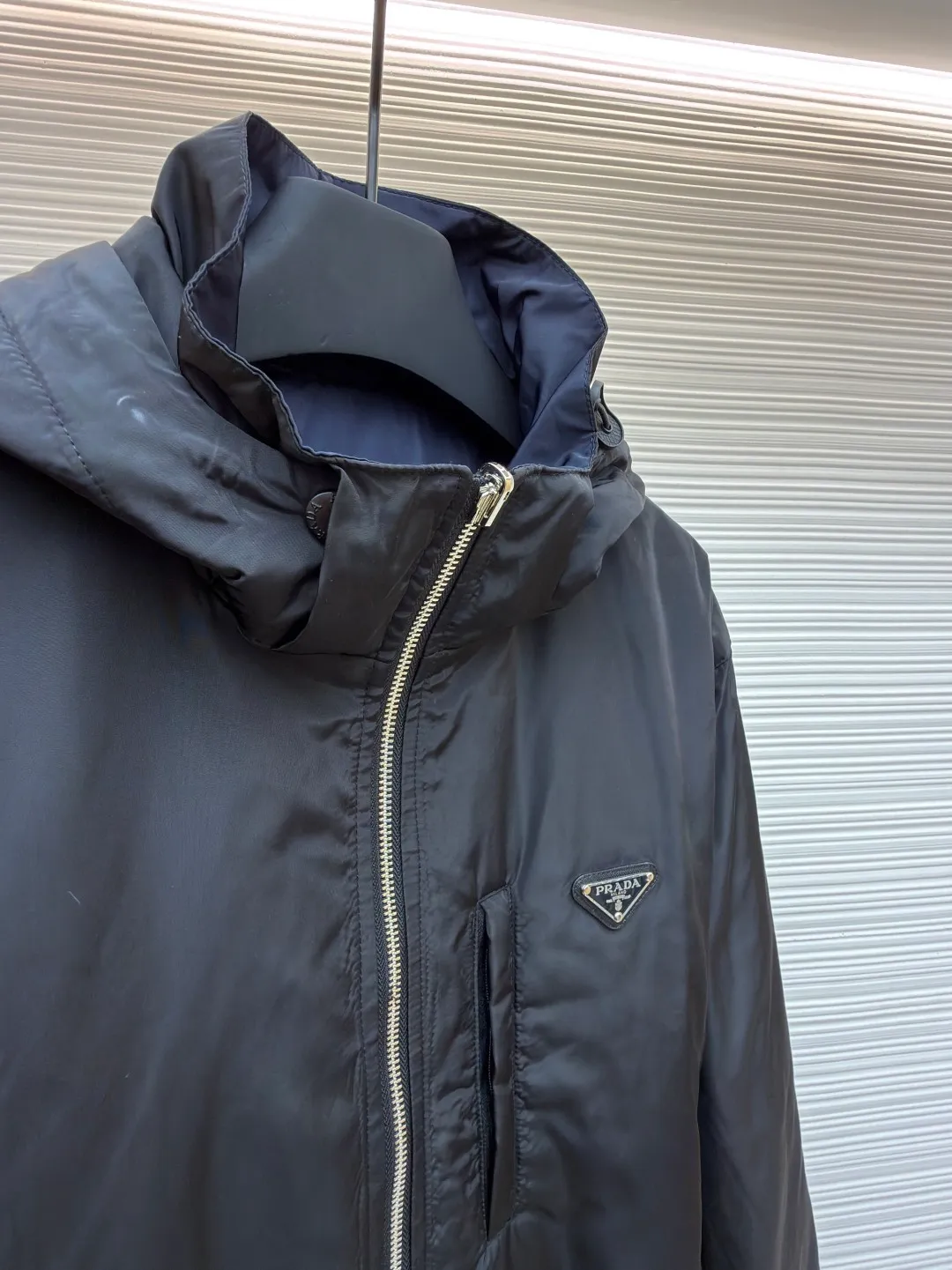 Prada nylon double-sided logo jacket ●Original version: purchased and developed at 12690 ●Item number: 1681863-B70 ●Fabric: nylon fabric ●Technology: Enamel plating ●Color: black/navy blue ●Version: fitted version ●Weight: about 690 grams ●Size: S-M-L-XL ●Description: Made of 50-count fine-grained 100% nylon material. Customized weaving and dyeing. The leather label on the chest is made of double-layered cowhide, using folk Sanbao enamel plating technology, and the bottom is matched with stainless steel round nails to make the upper body of the clothes more comfortable. (Black zipper) Electroplated metal with bright silver, laser engraved logo on the surface. (Blue zipper) Made of nylon with nylon rubber teeth. The sub-buttons adopt four-joint openings and are original color spray-plated and laser-engraved. The detail level is restored to 99%. There are many auxiliary materials for this product. In addition to the introduction, there are also a series of auxiliary materials. The whole piece of clothing is imported from Germany, and is made by special machines - date making - hemming - embedded clips - and many other series of workmanship. The overall wiring is straight and delicate, the fabric is comfortable and soft, and the color is consistent without color difference. It can be matched with the same style to create a fashionable look and control various occasions. Customized accessories, complete with three standards, same style for men and women!