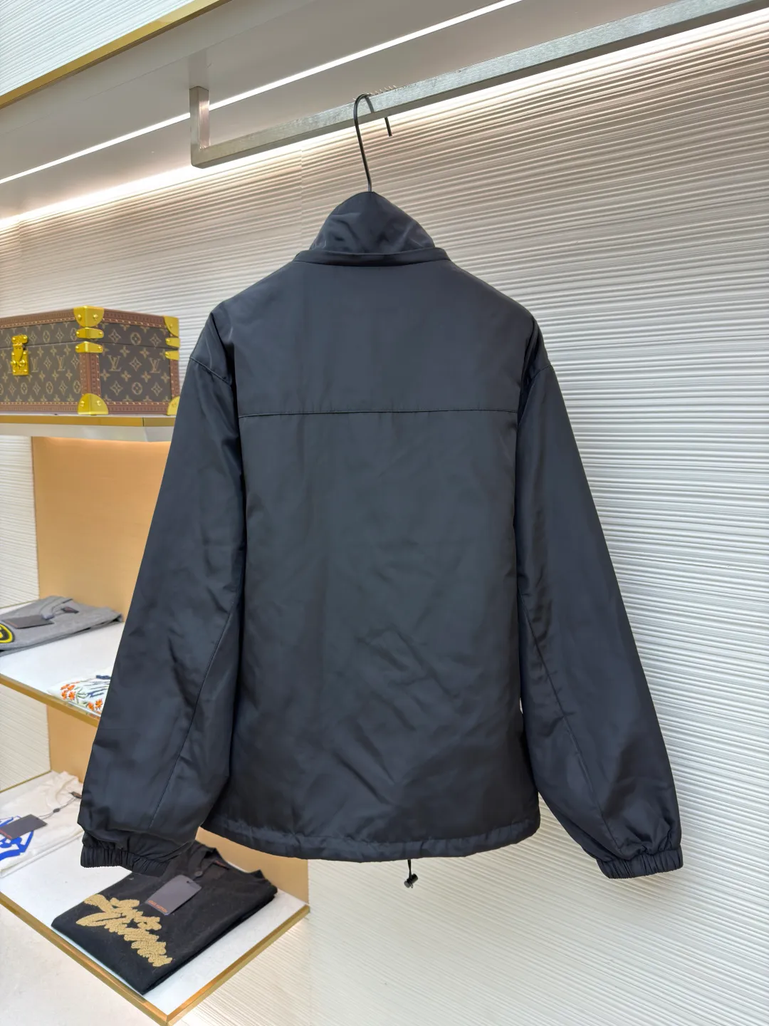Prada nylon double-sided logo jacket ●Original version: purchased and developed at 12690 ●Item number: 1681863-B70 ●Fabric: nylon fabric ●Technology: Enamel plating ●Color: black/navy blue ●Version: fitted version ●Weight: about 690 grams ●Size: S-M-L-XL ●Description: Made of 50-count fine-grained 100% nylon material. Customized weaving and dyeing. The leather label on the chest is made of double-layered cowhide, using folk Sanbao enamel plating technology, and the bottom is matched with stainless steel round nails to make the upper body of the clothes more comfortable. (Black zipper) Electroplated metal with bright silver, laser engraved logo on the surface. (Blue zipper) Made of nylon with nylon rubber teeth. The sub-buttons adopt four-joint openings and are original color spray-plated and laser-engraved. The detail level is restored to 99%. There are many auxiliary materials for this product. In addition to the introduction, there are also a series of auxiliary materials. The whole piece of clothing is imported from Germany, and is made by special machines - date making - hemming - embedded clips - and many other series of workmanship. The overall wiring is straight and delicate, the fabric is comfortable and soft, and the color is consistent without color difference. It can be matched with the same style to create a fashionable look and control various occasions. Customized accessories, complete with three standards, same style for men and women!