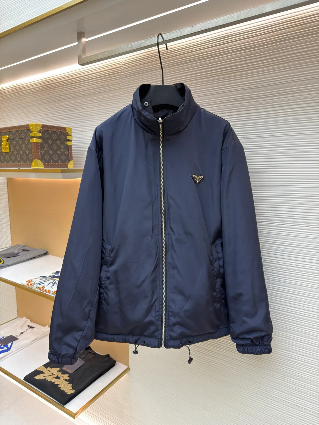 Prada nylon double-sided logo jacket ●Original version: purchased and developed at 12690 ●Item number: 1681863-B70 ●Fabric: nylon fabric ●Technology: Enamel plating ●Color: black/navy blue ●Version: fitted version ●Weight: about 690 grams ●Size: S-M-L-XL ●Description: Made of 50-count fine-grained 100% nylon material. Customized weaving and dyeing. The leather label on the chest is made of double-layered cowhide, using folk Sanbao enamel plating technology, and the bottom is matched with stainless steel round nails to make the upper body of the clothes more comfortable. (Black zipper) Electroplated metal with bright silver, laser engraved logo on the surface. (Blue zipper) Made of nylon with nylon rubber teeth. The sub-buttons adopt four-joint openings and are original color spray-plated and laser-engraved. The detail level is restored to 99%. There are many auxiliary materials for this product. In addition to the introduction, there are also a series of auxiliary materials. The whole piece of clothing is imported from Germany, and is made by special machines - date making - hemming - embedded clips - and many other series of workmanship. The overall wiring is straight and delicate, the fabric is comfortable and soft, and the color is consistent without color difference. It can be matched with the same style to create a fashionable look and control various occasions. Customized accessories, complete with three standards, same style for men and women!