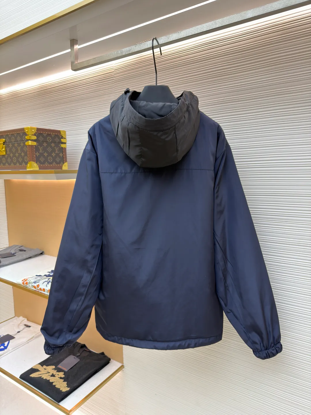 Prada nylon double-sided logo jacket ●Original version: purchased and developed at 12690 ●Item number: 1681863-B70 ●Fabric: nylon fabric ●Technology: Enamel plating ●Color: black/navy blue ●Version: fitted version ●Weight: about 690 grams ●Size: S-M-L-XL ●Description: Made of 50-count fine-grained 100% nylon material. Customized weaving and dyeing. The leather label on the chest is made of double-layered cowhide, using folk Sanbao enamel plating technology, and the bottom is matched with stainless steel round nails to make the upper body of the clothes more comfortable. (Black zipper) Electroplated metal with bright silver, laser engraved logo on the surface. (Blue zipper) Made of nylon with nylon rubber teeth. The sub-buttons adopt four-joint openings and are original color spray-plated and laser-engraved. The detail level is restored to 99%. There are many auxiliary materials for this product. In addition to the introduction, there are also a series of auxiliary materials. The whole piece of clothing is imported from Germany, and is made by special machines - date making - hemming - embedded clips - and many other series of workmanship. The overall wiring is straight and delicate, the fabric is comfortable and soft, and the color is consistent without color difference. It can be matched with the same style to create a fashionable look and control various occasions. Customized accessories, complete with three standards, same style for men and women!