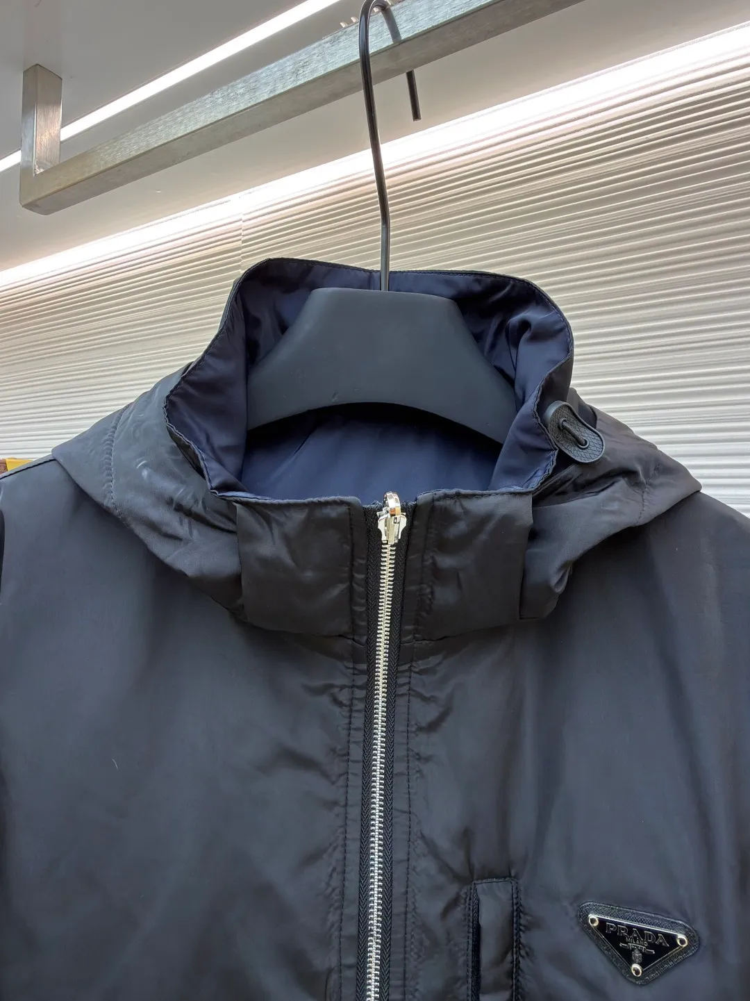 Prada nylon double-sided logo jacket ●Original version: purchased and developed at 12690 ●Item number: 1681863-B70 ●Fabric: nylon fabric ●Technology: Enamel plating ●Color: black/navy blue ●Version: fitted version ●Weight: about 690 grams ●Size: S-M-L-XL ●Description: Made of 50-count fine-grained 100% nylon material. Customized weaving and dyeing. The leather label on the chest is made of double-layered cowhide, using folk Sanbao enamel plating technology, and the bottom is matched with stainless steel round nails to make the upper body of the clothes more comfortable. (Black zipper) Electroplated metal with bright silver, laser engraved logo on the surface. (Blue zipper) Made of nylon with nylon rubber teeth. The sub-buttons adopt four-joint openings and are original color spray-plated and laser-engraved. The detail level is restored to 99%. There are many auxiliary materials for this product. In addition to the introduction, there are also a series of auxiliary materials. The whole piece of clothing is imported from Germany, and is made by special machines - date making - hemming - embedded clips - and many other series of workmanship. The overall wiring is straight and delicate, the fabric is comfortable and soft, and the color is consistent without color difference. It can be matched with the same style to create a fashionable look and control various occasions. Customized accessories, complete with three standards, same style for men and women!