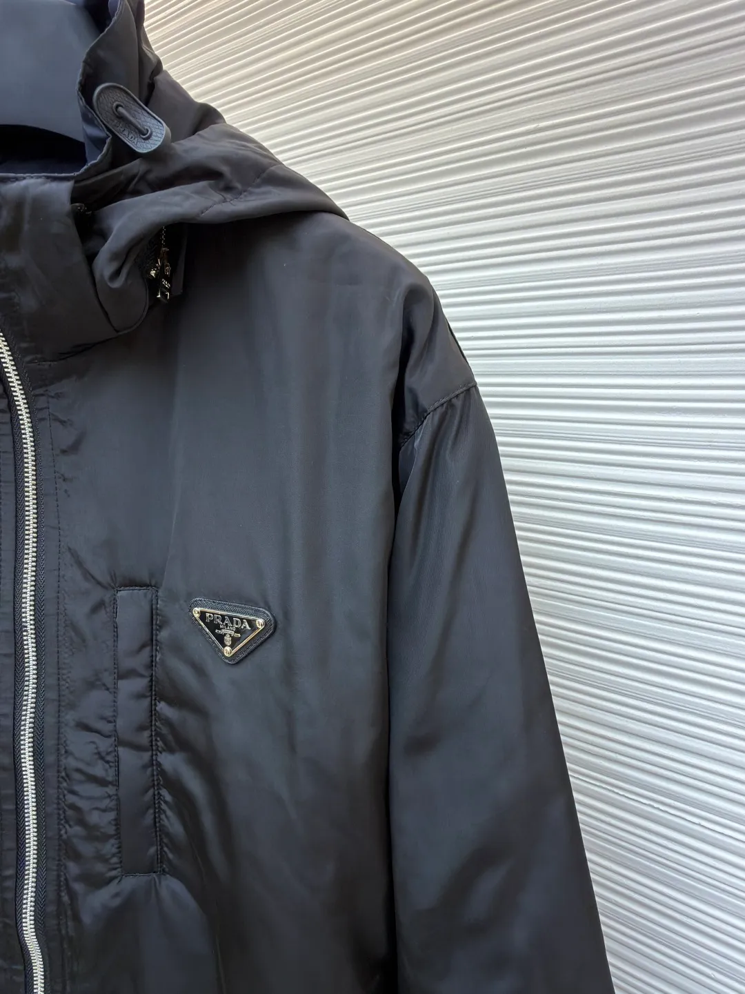 Prada nylon double-sided logo jacket ●Original version: purchased and developed at 12690 ●Item number: 1681863-B70 ●Fabric: nylon fabric ●Technology: Enamel plating ●Color: black/navy blue ●Version: fitted version ●Weight: about 690 grams ●Size: S-M-L-XL ●Description: Made of 50-count fine-grained 100% nylon material. Customized weaving and dyeing. The leather label on the chest is made of double-layered cowhide, using folk Sanbao enamel plating technology, and the bottom is matched with stainless steel round nails to make the upper body of the clothes more comfortable. (Black zipper) Electroplated metal with bright silver, laser engraved logo on the surface. (Blue zipper) Made of nylon with nylon rubber teeth. The sub-buttons adopt four-joint openings and are original color spray-plated and laser-engraved. The detail level is restored to 99%. There are many auxiliary materials for this product. In addition to the introduction, there are also a series of auxiliary materials. The whole piece of clothing is imported from Germany, and is made by special machines - date making - hemming - embedded clips - and many other series of workmanship. The overall wiring is straight and delicate, the fabric is comfortable and soft, and the color is consistent without color difference. It can be matched with the same style to create a fashionable look and control various occasions. Customized accessories, complete with three standards, same style for men and women!