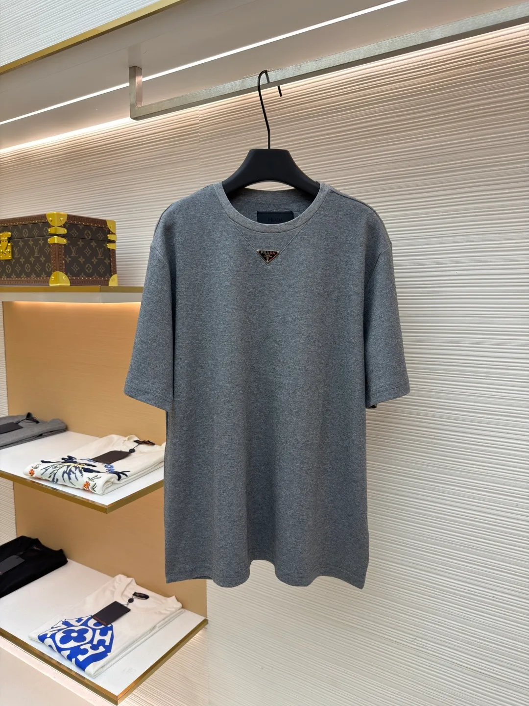 Prada chest triangle logo short sleeves ●Original version: 8000 purchase and development ●Item number: 1682413-A00 ●Fabric: cotton fabric ●Technology: infrared positioning production ●Color: gray ●Version: fitted version ●Weight: about 310 grams ●Size: S-M-L-XL ●Description: Customized mercerized hydrogen and oxygen liquid ammonia double-sided satin, breathable and refreshing, comfortable and skin-friendly. The iconic Prada triangle logo embellishes the chest to highlight the brand charm The unique design of splicing the triangle area of the neckline creates a full sense of layering. It shocks your vision with a minimalist design and highlights luxury in a low-key manner. The infrared positioning of the "Prada triangle mark" is made using an imported special machine to make the position more precise and firm. Manual point splicing of the triangular area is carried out with the triangular fabric through precise point selection to ensure that the triangular area is uniformly positioned. The fabrics have been washed and have a better hand feel and texture. It is not easy to deform, shrink or fade, and maintains long-term beauty. The overall wiring is straight and delicate, the fabric is comfortable and soft, and the color is consistent without color difference. It can be matched with the same style to create a fashionable look and control various occasions. Customized accessories, complete with three standards, same style for men and women!