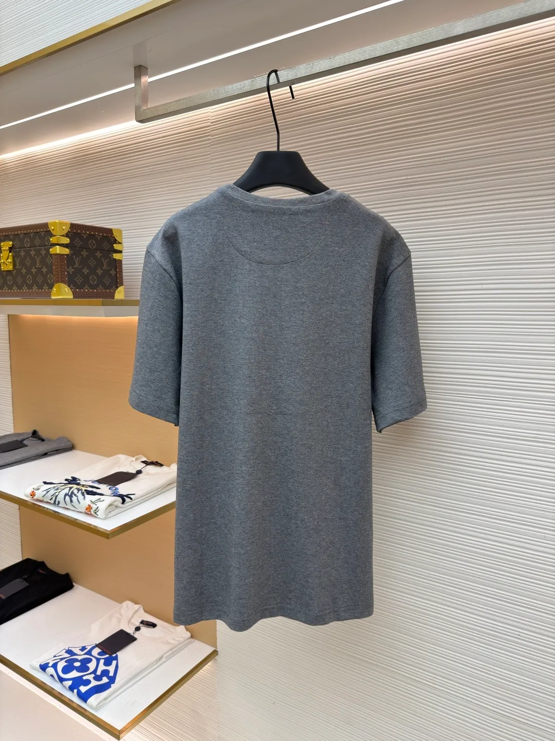 Prada chest triangle logo short sleeves ●Original version: 8000 purchase and development ●Item number: 1682413-A00 ●Fabric: cotton fabric ●Technology: infrared positioning production ●Color: gray ●Version: fitted version ●Weight: about 310 grams ●Size: S-M-L-XL ●Description: Customized mercerized hydrogen and oxygen liquid ammonia double-sided satin, breathable and refreshing, comfortable and skin-friendly. The iconic Prada triangle logo embellishes the chest to highlight the brand charm The unique design of splicing the triangle area of the neckline creates a full sense of layering. It shocks your vision with a minimalist design and highlights luxury in a low-key manner. The infrared positioning of the "Prada triangle mark" is made using an imported special machine to make the position more precise and firm. Manual point splicing of the triangular area is carried out with the triangular fabric through precise point selection to ensure that the triangular area is uniformly positioned. The fabrics have been washed and have a better hand feel and texture. It is not easy to deform, shrink or fade, and maintains long-term beauty. The overall wiring is straight and delicate, the fabric is comfortable and soft, and the color is consistent without color difference. It can be matched with the same style to create a fashionable look and control various occasions. Customized accessories, complete with three standards, same style for men and women!