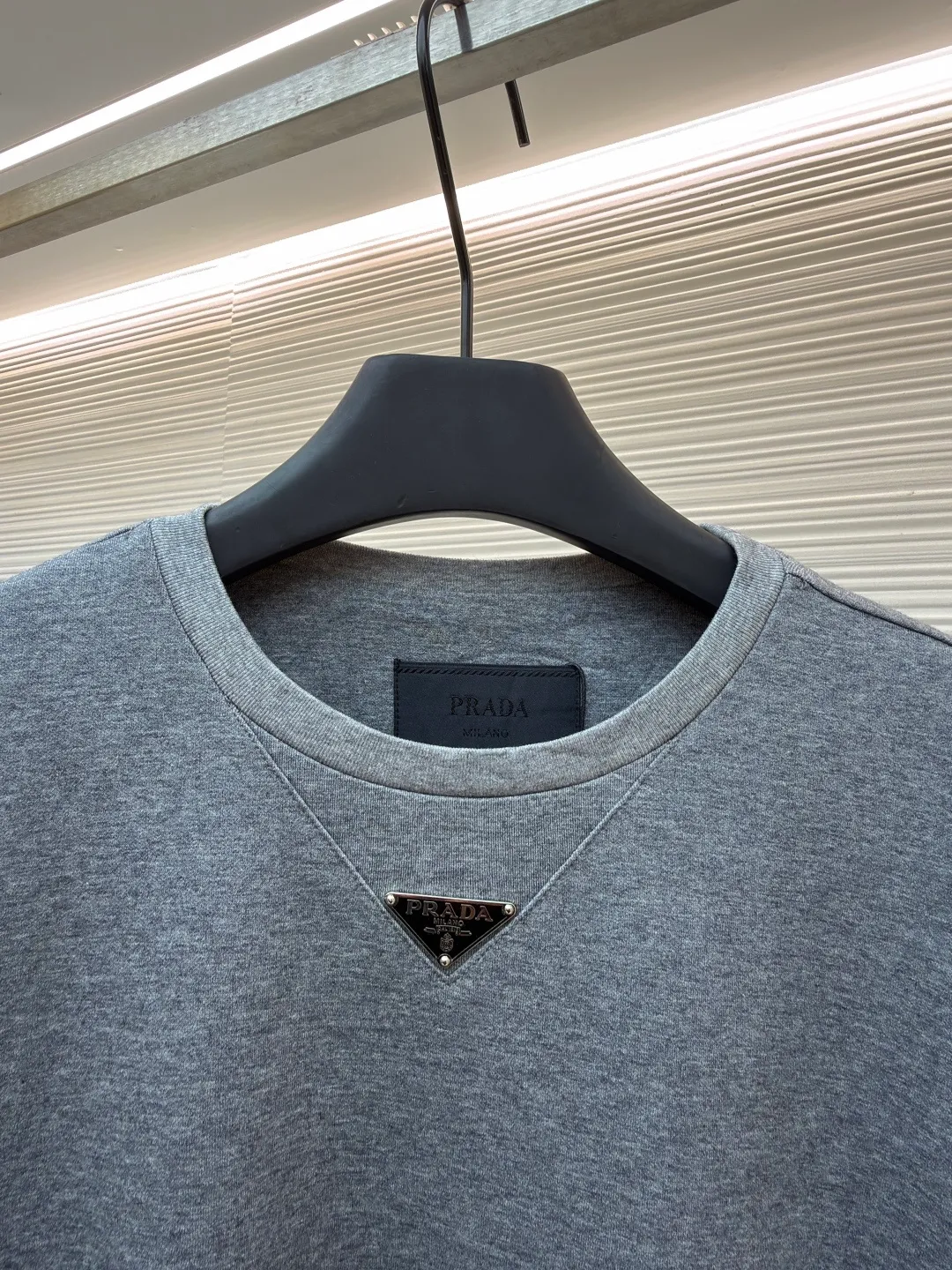 Prada chest triangle logo short sleeves ●Original version: 8000 purchase and development ●Item number: 1682413-A00 ●Fabric: cotton fabric ●Technology: infrared positioning production ●Color: gray ●Version: fitted version ●Weight: about 310 grams ●Size: S-M-L-XL ●Description: Customized mercerized hydrogen and oxygen liquid ammonia double-sided satin, breathable and refreshing, comfortable and skin-friendly. The iconic Prada triangle logo embellishes the chest to highlight the brand charm The unique design of splicing the triangle area of the neckline creates a full sense of layering. It shocks your vision with a minimalist design and highlights luxury in a low-key manner. The infrared positioning of the "Prada triangle mark" is made using an imported special machine to make the position more precise and firm. Manual point splicing of the triangular area is carried out with the triangular fabric through precise point selection to ensure that the triangular area is uniformly positioned. The fabrics have been washed and have a better hand feel and texture. It is not easy to deform, shrink or fade, and maintains long-term beauty. The overall wiring is straight and delicate, the fabric is comfortable and soft, and the color is consistent without color difference. It can be matched with the same style to create a fashionable look and control various occasions. Customized accessories, complete with three standards, same style for men and women!