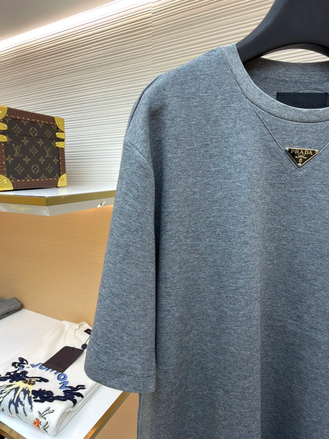 Prada chest triangle logo short sleeves ●Original version: 8000 purchase and development ●Item number: 1682413-A00 ●Fabric: cotton fabric ●Technology: infrared positioning production ●Color: gray ●Version: fitted version ●Weight: about 310 grams ●Size: S-M-L-XL ●Description: Customized mercerized hydrogen and oxygen liquid ammonia double-sided satin, breathable and refreshing, comfortable and skin-friendly. The iconic Prada triangle logo embellishes the chest to highlight the brand charm The unique design of splicing the triangle area of the neckline creates a full sense of layering. It shocks your vision with a minimalist design and highlights luxury in a low-key manner. The infrared positioning of the "Prada triangle mark" is made using an imported special machine to make the position more precise and firm. Manual point splicing of the triangular area is carried out with the triangular fabric through precise point selection to ensure that the triangular area is uniformly positioned. The fabrics have been washed and have a better hand feel and texture. It is not easy to deform, shrink or fade, and maintains long-term beauty. The overall wiring is straight and delicate, the fabric is comfortable and soft, and the color is consistent without color difference. It can be matched with the same style to create a fashionable look and control various occasions. Customized accessories, complete with three standards, same style for men and women!